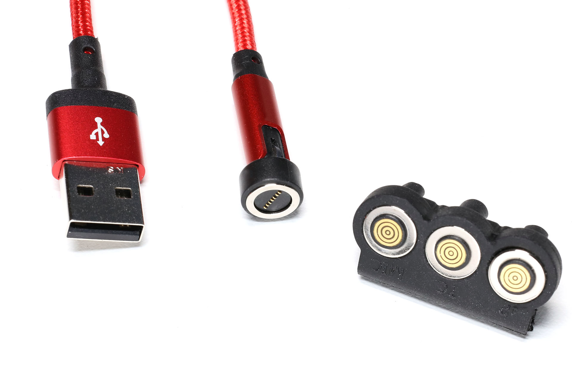 よくあるマグネット式USB充電ケーブル。ケーブルの端は普通のUSB端子で、もう片端は独自のマグネット式端子になっている。充電される機器側には専用の端子を装着して使う。