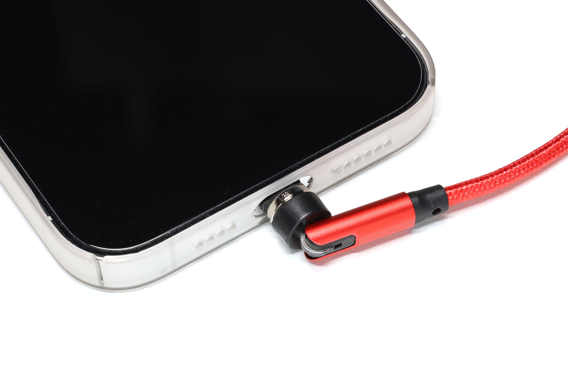 ケーブル端をコネクターに近づければカチャッと磁力で吸着される。これだけで充電できる。