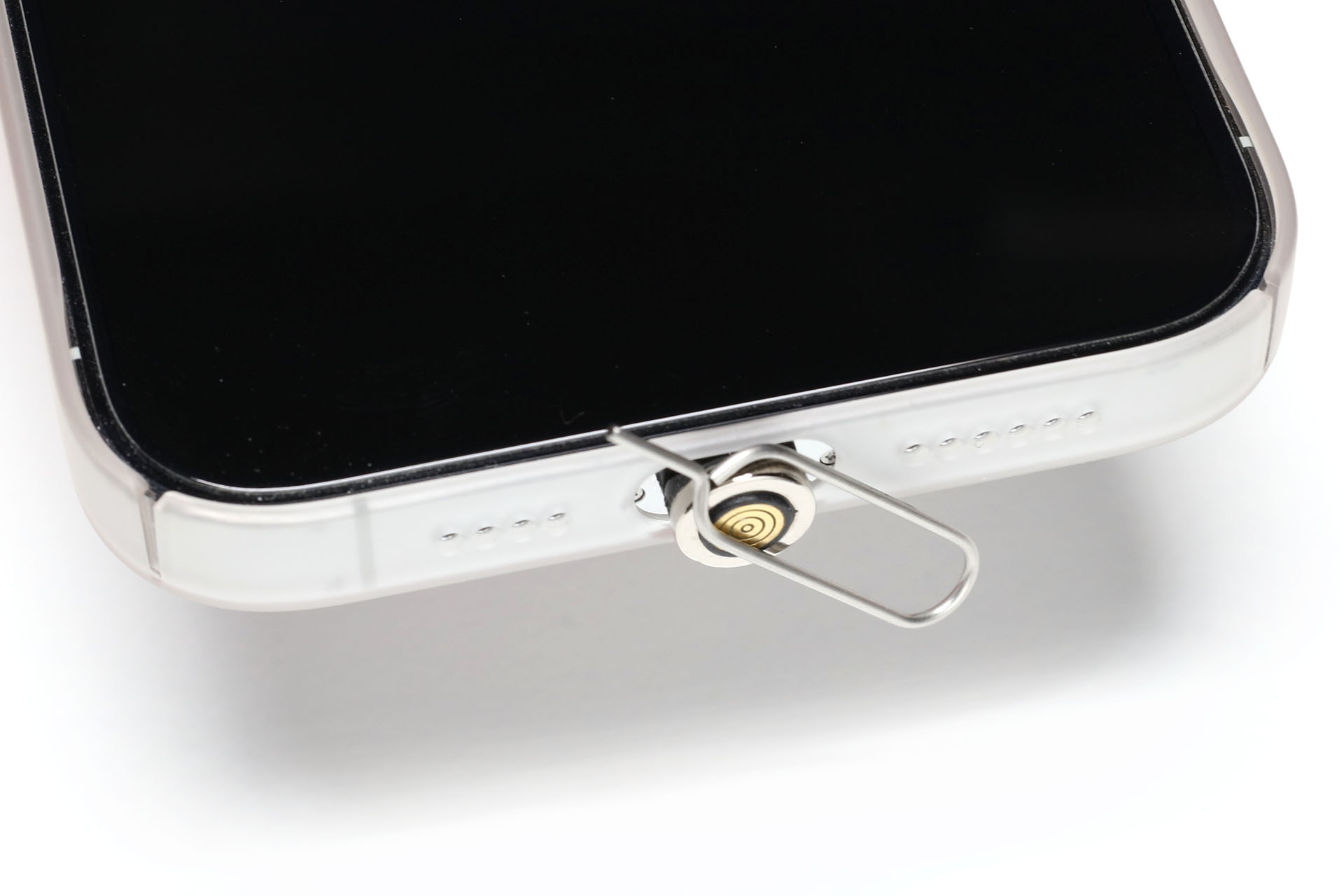 おっかなビックリ（たぶんショート防止の電子的なしくみがあるハズと思いつつ）、iPhone側の端子にもSIMピンを吸着させてみた（こちら側もマグネット内蔵なのでスチール類が吸着する）。しかし何も起きなかった。