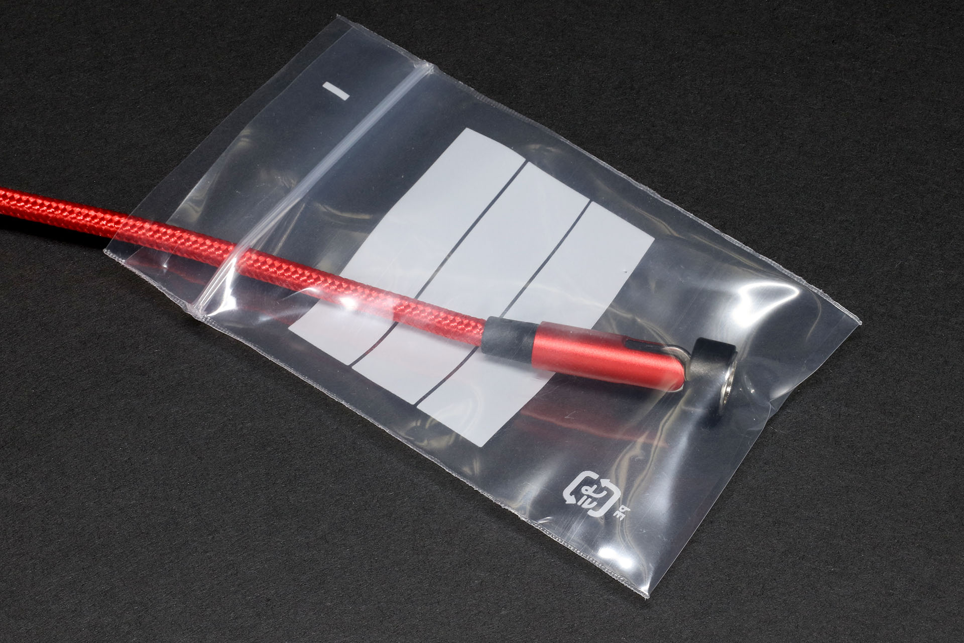 充電しないときはマグネット式USB充電ケーブルのマグネット式端子をビニール袋に入れた。簡易的な絶縁。チャック式ビニール袋なので、外れることもなく、まずまず実用的。