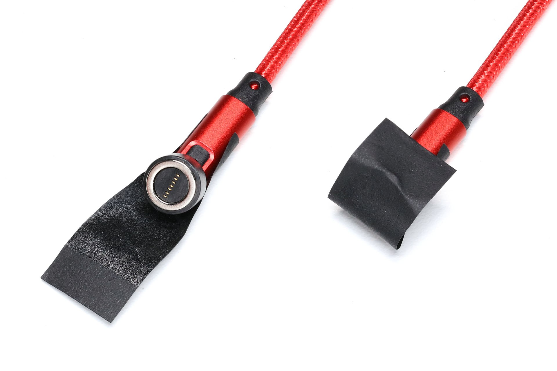 端子にテープを貼り、充電しないときは端子をテープで覆ってしまう。写真は見やすいように黒いマスキングテープを使っているが、実際はもーちょっと粘着力の強い透明テープを使った。