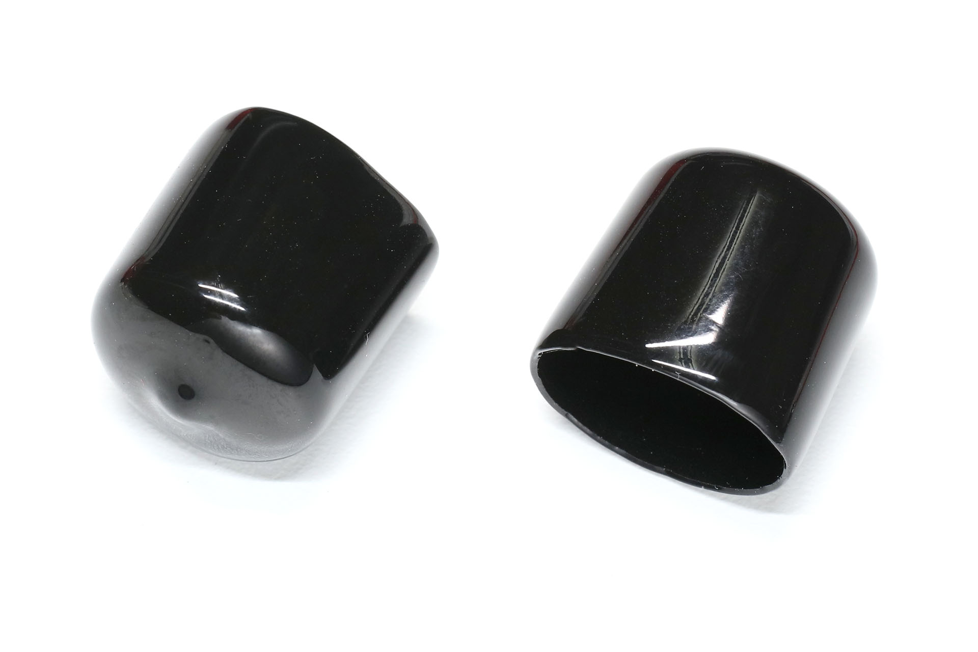 同じようなキャップは、物干し的用途に使う金属棒の両端にもついていた。調べてみるとPVC製のキャップらしい。