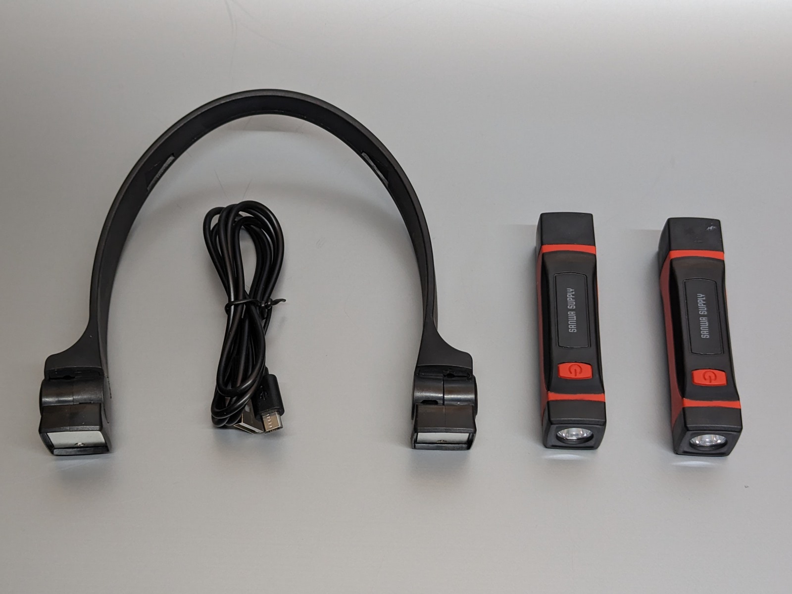 同梱品一覧。LEDライトとバンド部は独立している。充電用USBケーブルも付属する