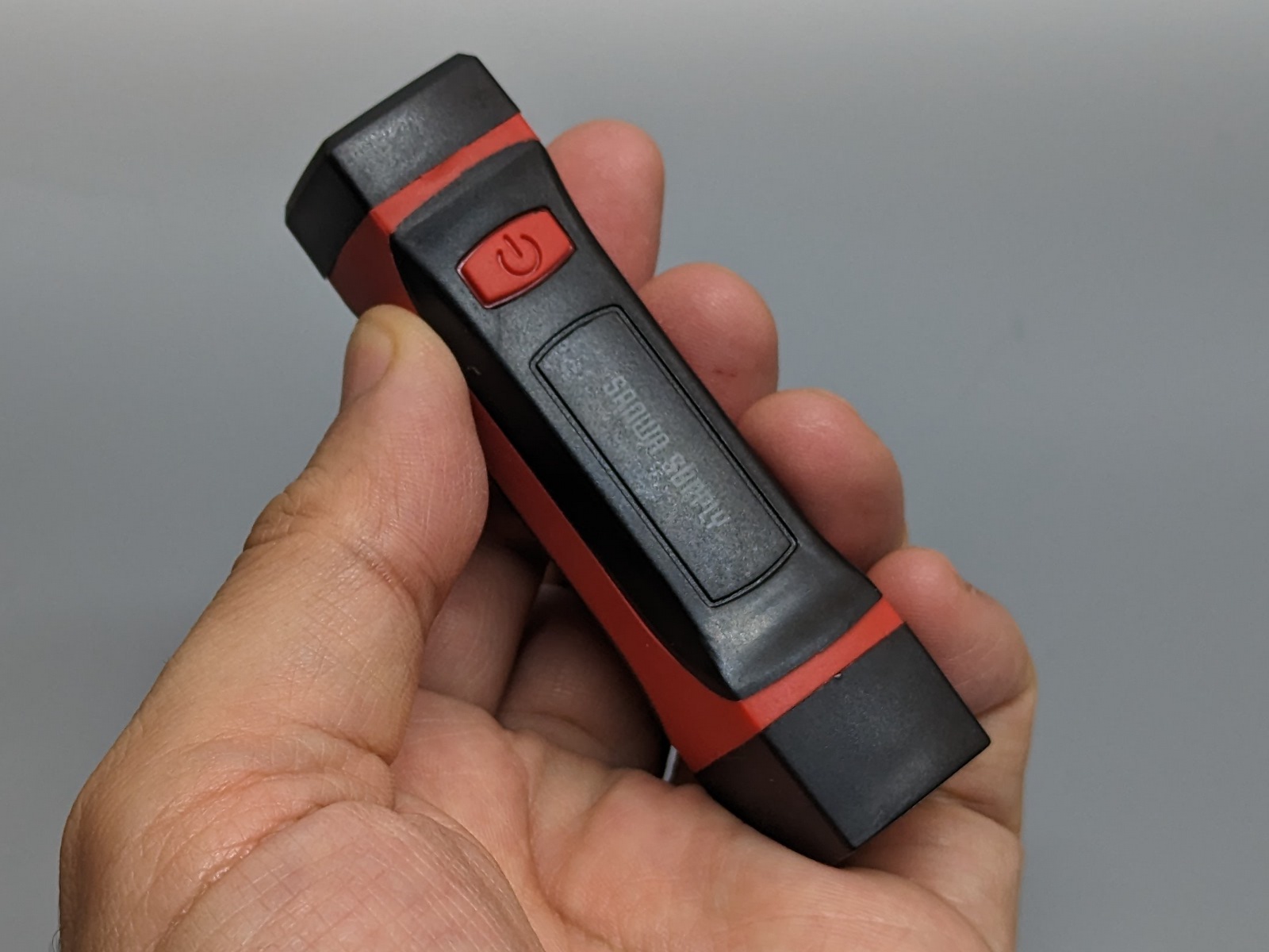 LEDライトは単体で小型の懐中電灯として利用できる。親指の先にあるのが電源ボタン