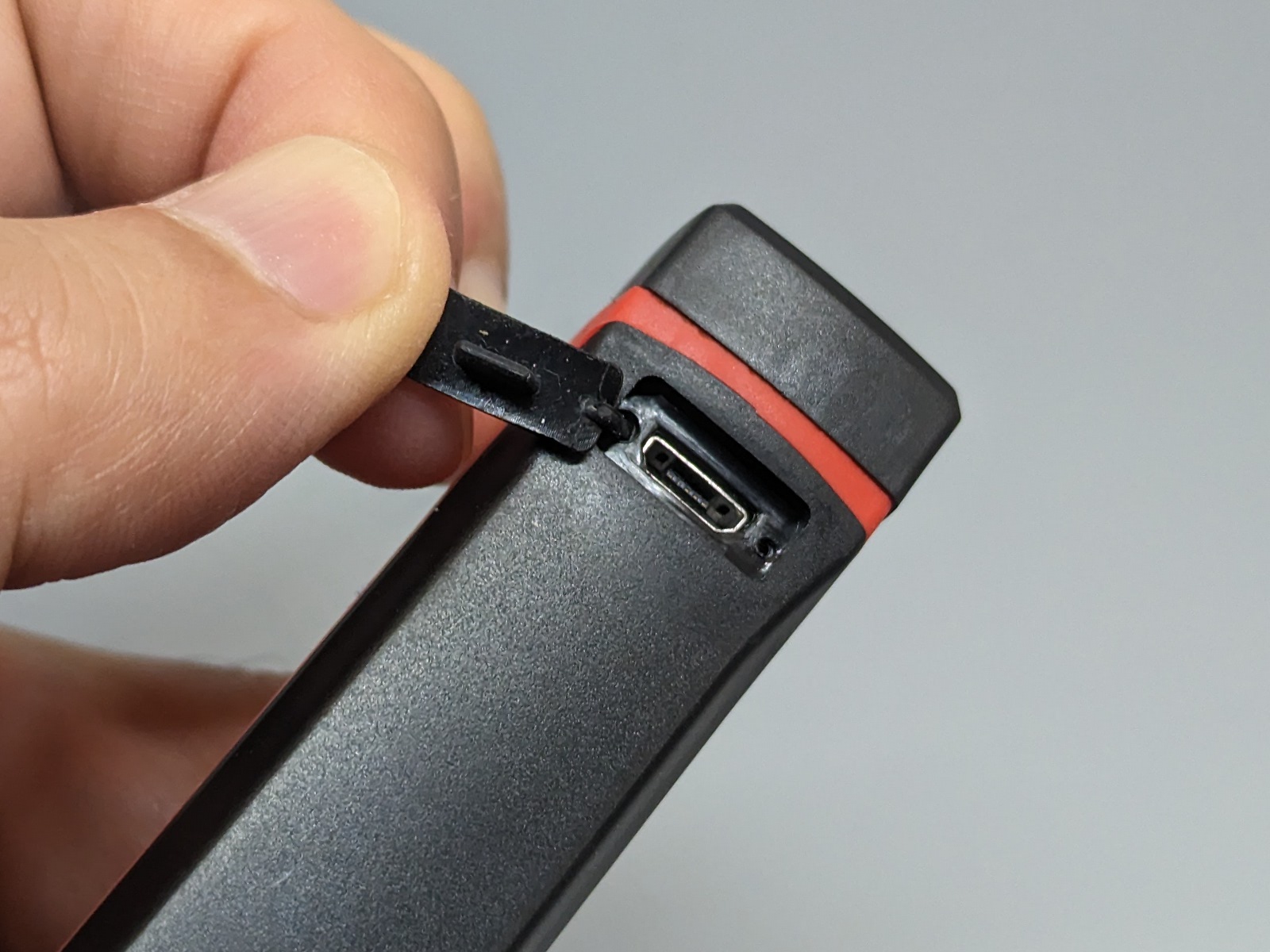 IPX4の防水対応。充電ポートはカバーで覆われている