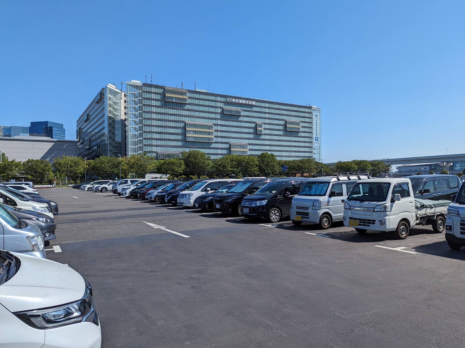 楽しく買い物して、いざ駐車場に戻ってきたらどこに駐めたか広すぎて分からない！ この時の絶望感たるや……