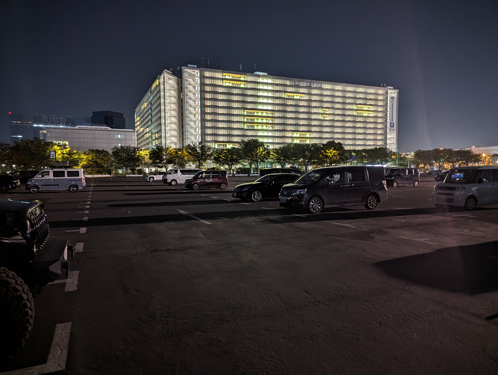 昼間はよくても、夜になるとどこに駐めたか分からなくなるという事態も結構あります。皆さん気を付けましょう！（自戒をこめて）