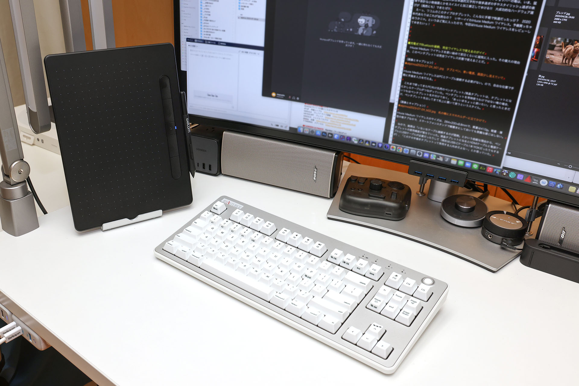 Intuos Medium ワイヤレスのサイズは、264×200×8.8mmで、質量は410g。軽量・薄型の板タブなので、スマートフォンスタンドで縦置きにしても邪魔な感じはしない。