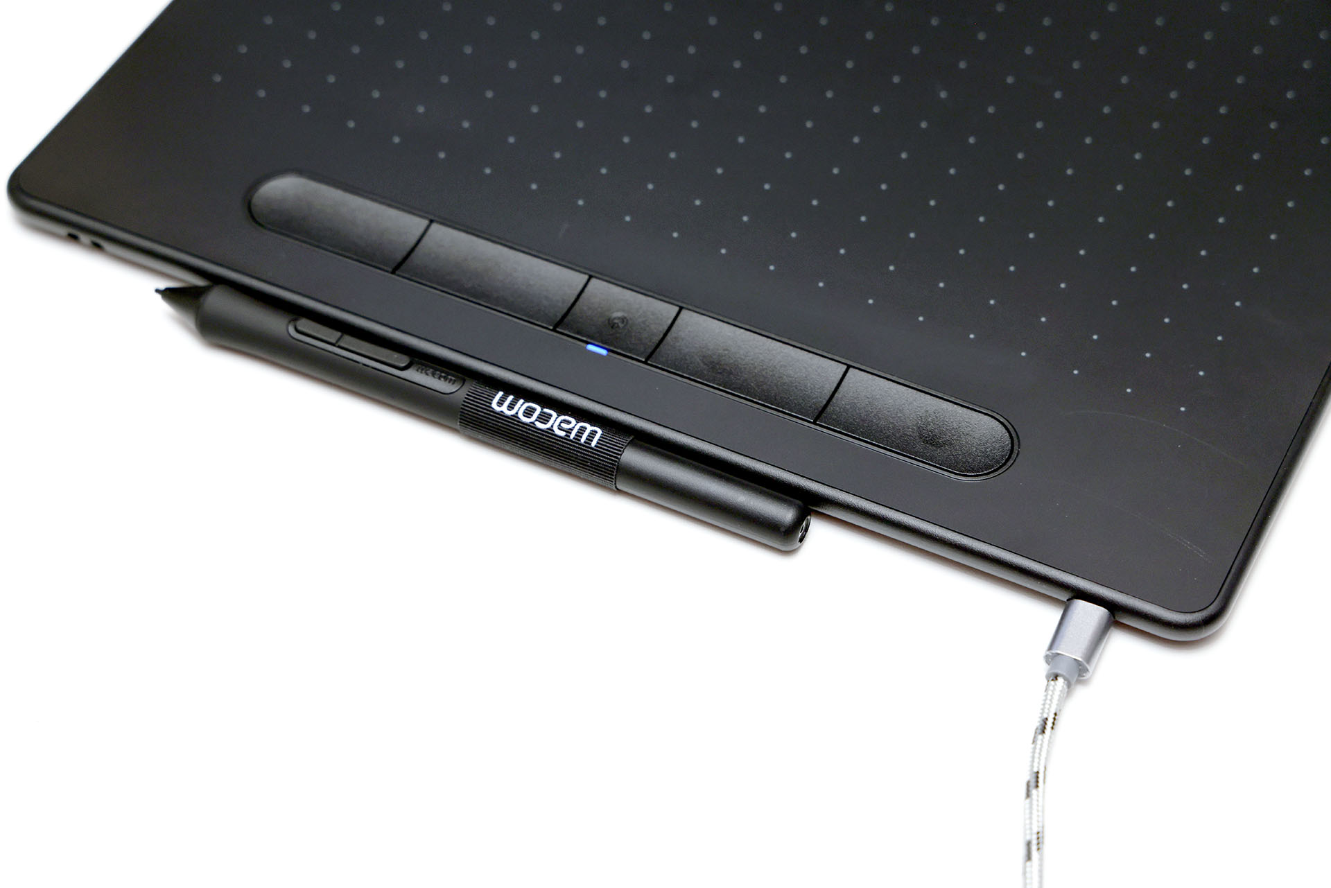 Intuosのワイヤレスモデルは当然だが充電式。電池残量なしから満充電までの充電時間は約3.5時間で、満充電から最長15時間使える。