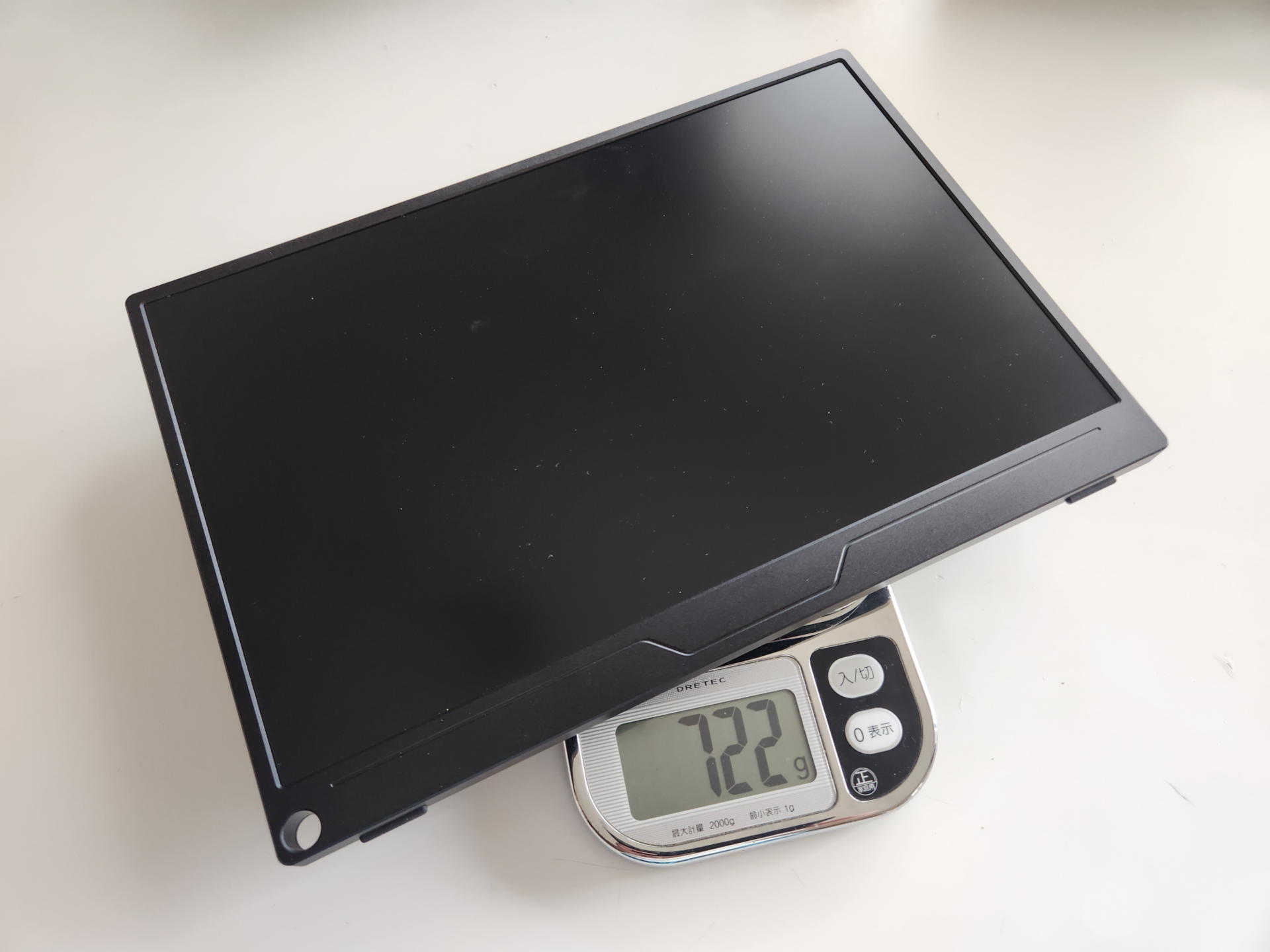 購入したEVICIV13.3は以前のThinkVision M14より100gほど重いが、Type-CだけではなくHDMIポートもミニディスプレイポートもあって対応性は高い