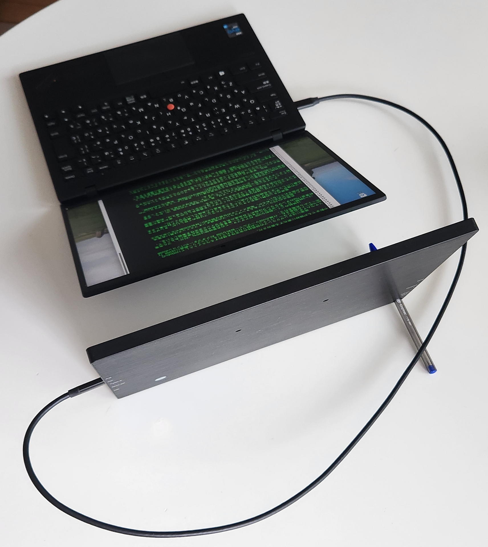 今回は昨今にわかに流行の兆しのあるモバイルパソコンと外部モバイルモニターの上下配置によるマルチディスプレイ化を専用スタンドなしで前後配置だけで実現するのが目的だ。筆者は後部の外部モニターもモバイルパソコンと同一解像度設定でも違和感はない