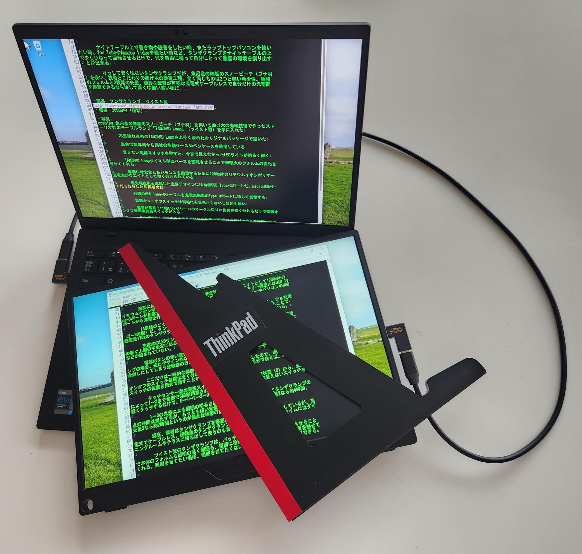 徹底的にこだわるなら上下2段のディスプレイ縦置き用専用スタンドを使うのが王道だ。解像度や拡大率を調整することでほぼ同じサイズの表示に設定もできる。