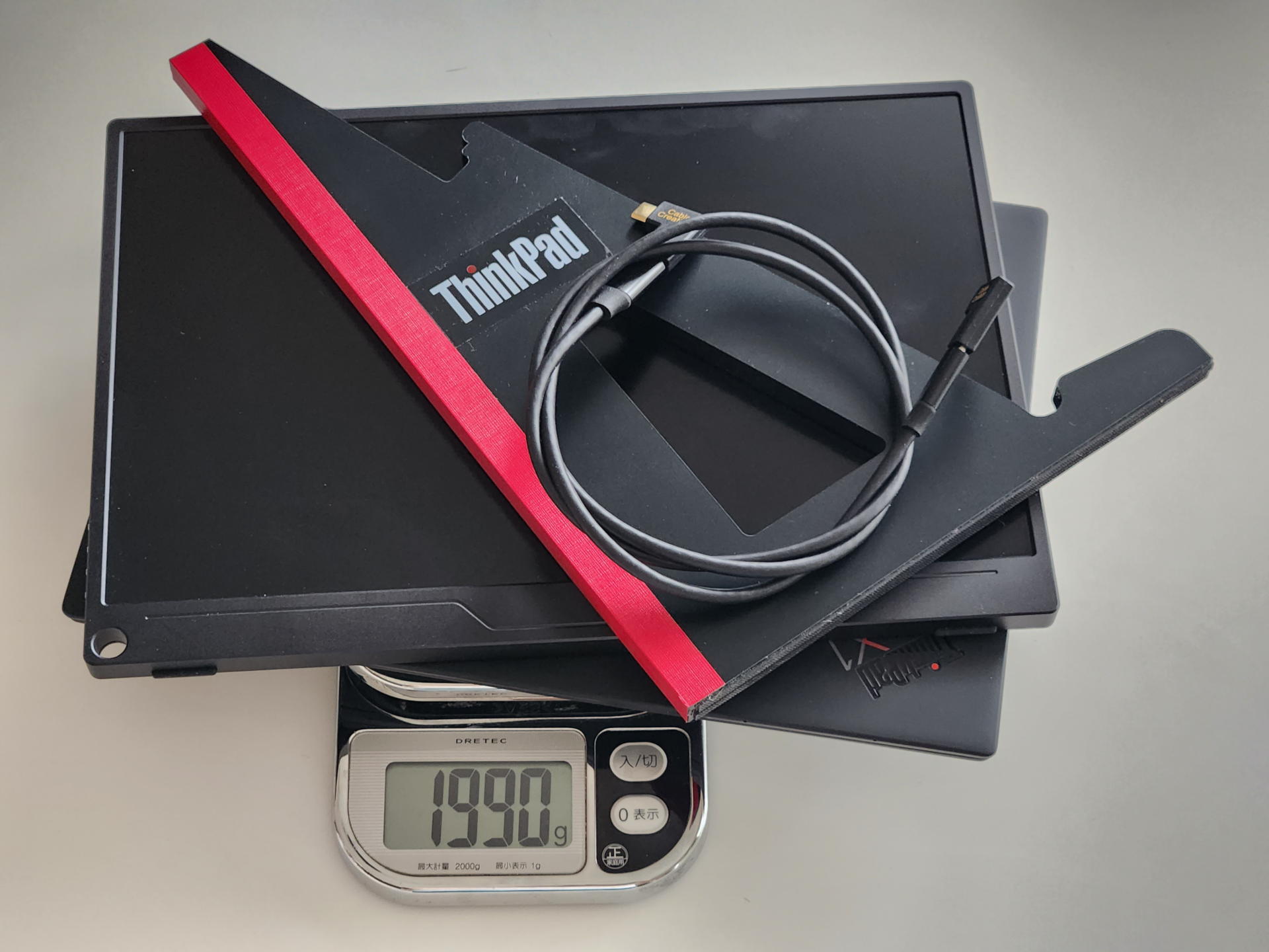 しかしモバイル環境で使うなら持ち歩きや移動は極めて不便で実測重量931gと軽量なThinkPad X1 nanoなのにセット重量は約2kgになる。モバイルパソコンの年表で言うなら25年ほど昔に時代を遡りThinkPad 600の時代に戻ってしまう