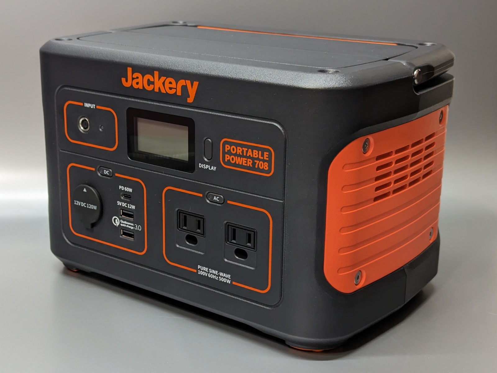 製品本体。Jackery製品ではお馴染み、濃いグレーとオレンジのツートンカラー