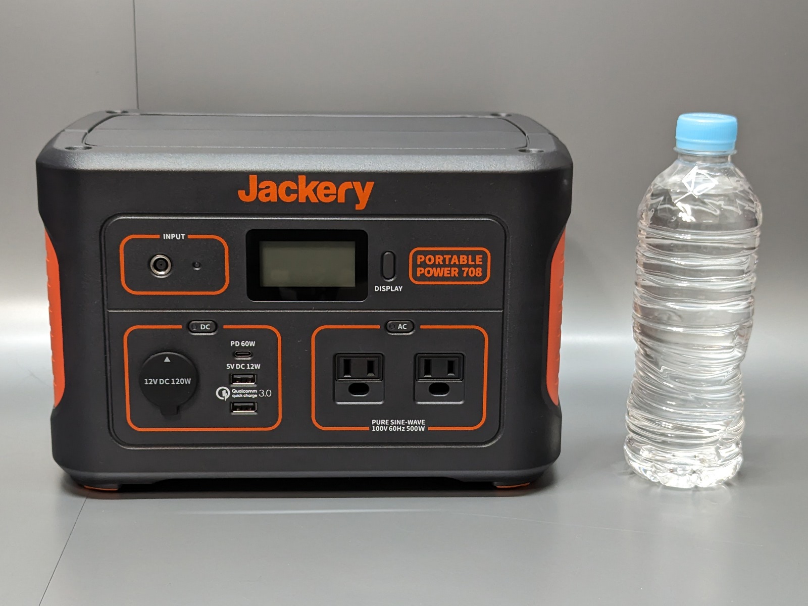 500mlペットボトルとのサイズ比較。高さはほぼ等しい