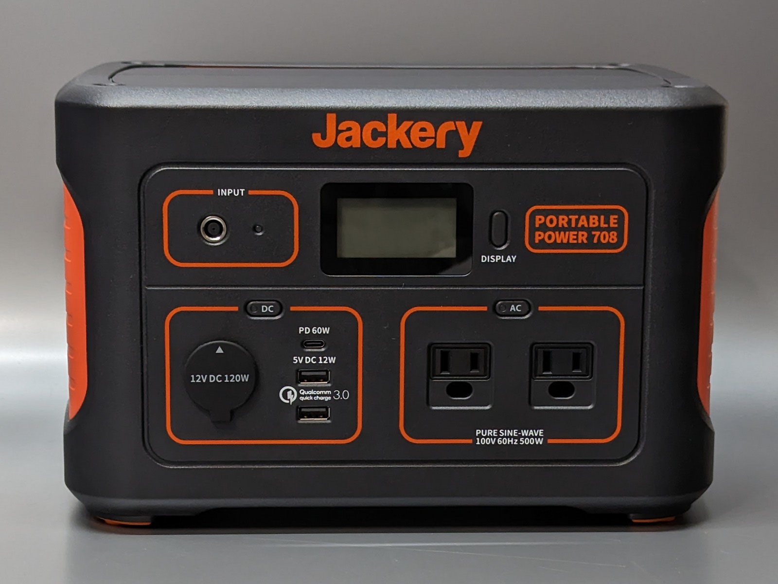 正面。エントリーモデルでは1基のコンセントが本製品では2基、またUSB Type-Cポートを搭載するのが大きな違いだ