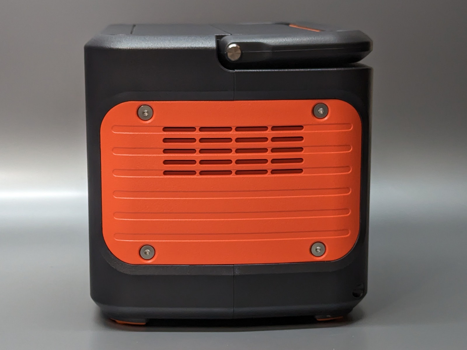 側面も排気用の穴だけでポート類はない