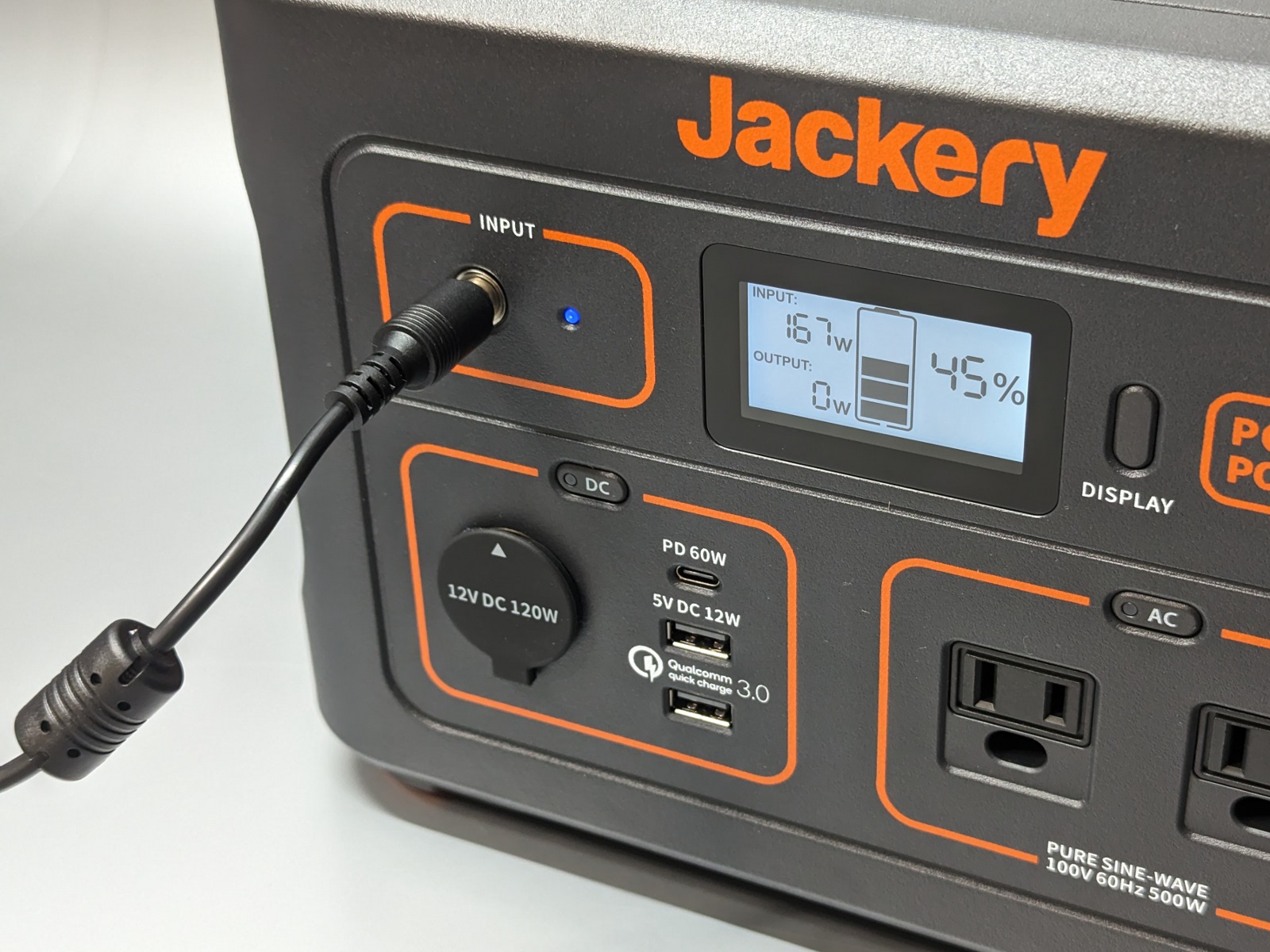 本体を充電するためのポートも正面にあるので、背面を壁に寄せて設置しても問題ない