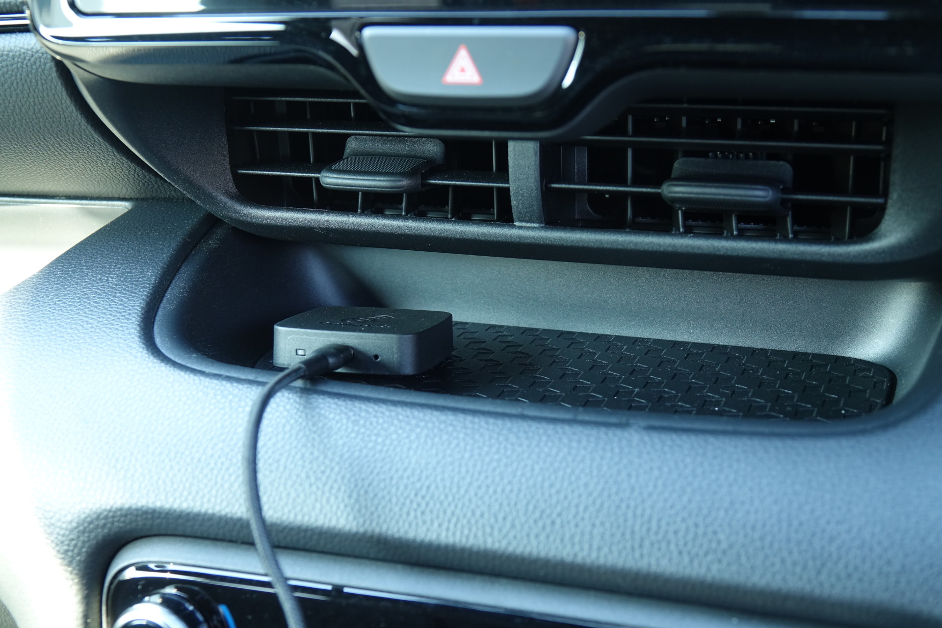 ディスプレイ下の小物入れスペースにとりあえず置いてある。あとで上手い設置方法を考えたい、と思いはや数カ月が経過している