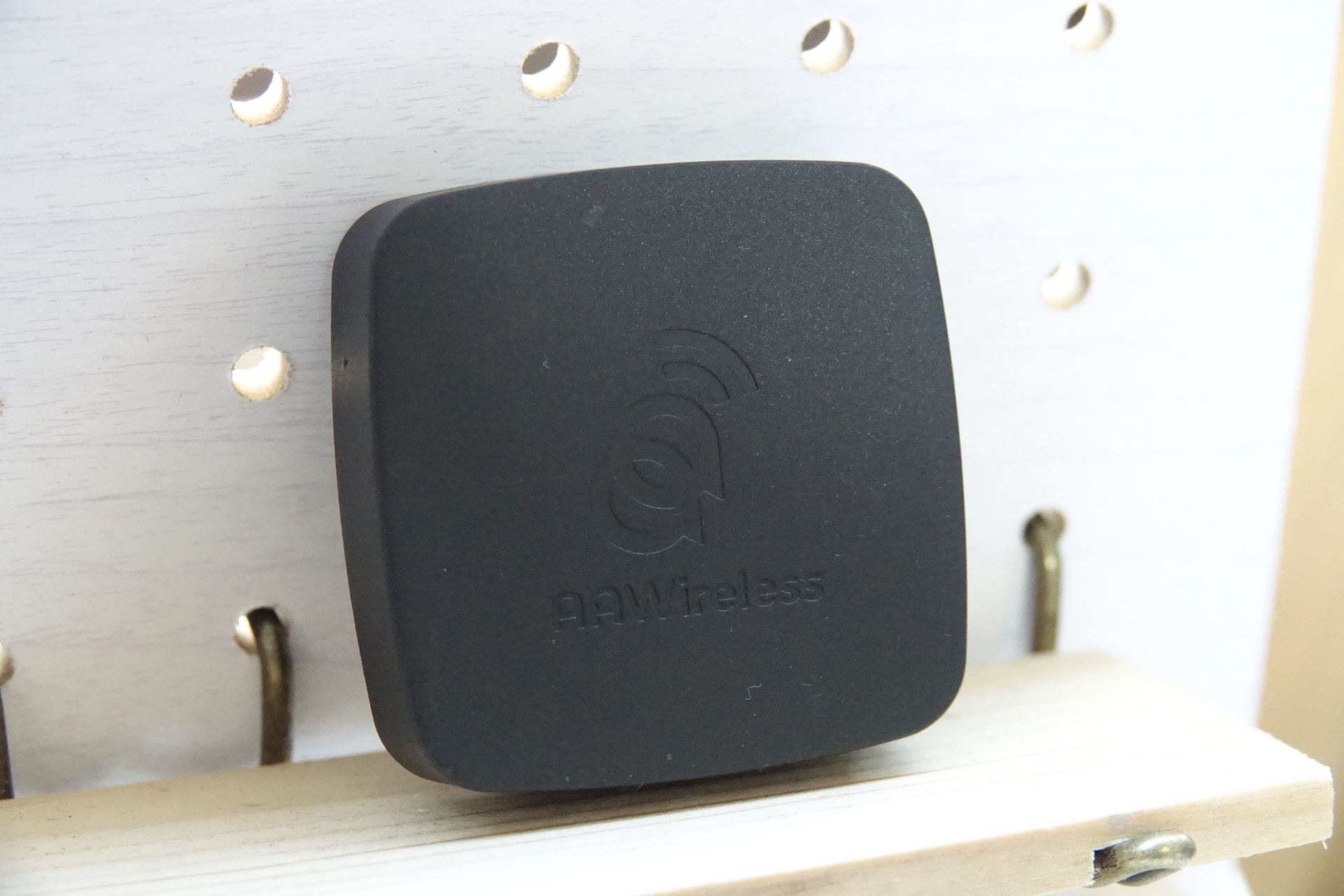 これがAAWireless本体。おおむね5cm四方の大きさ