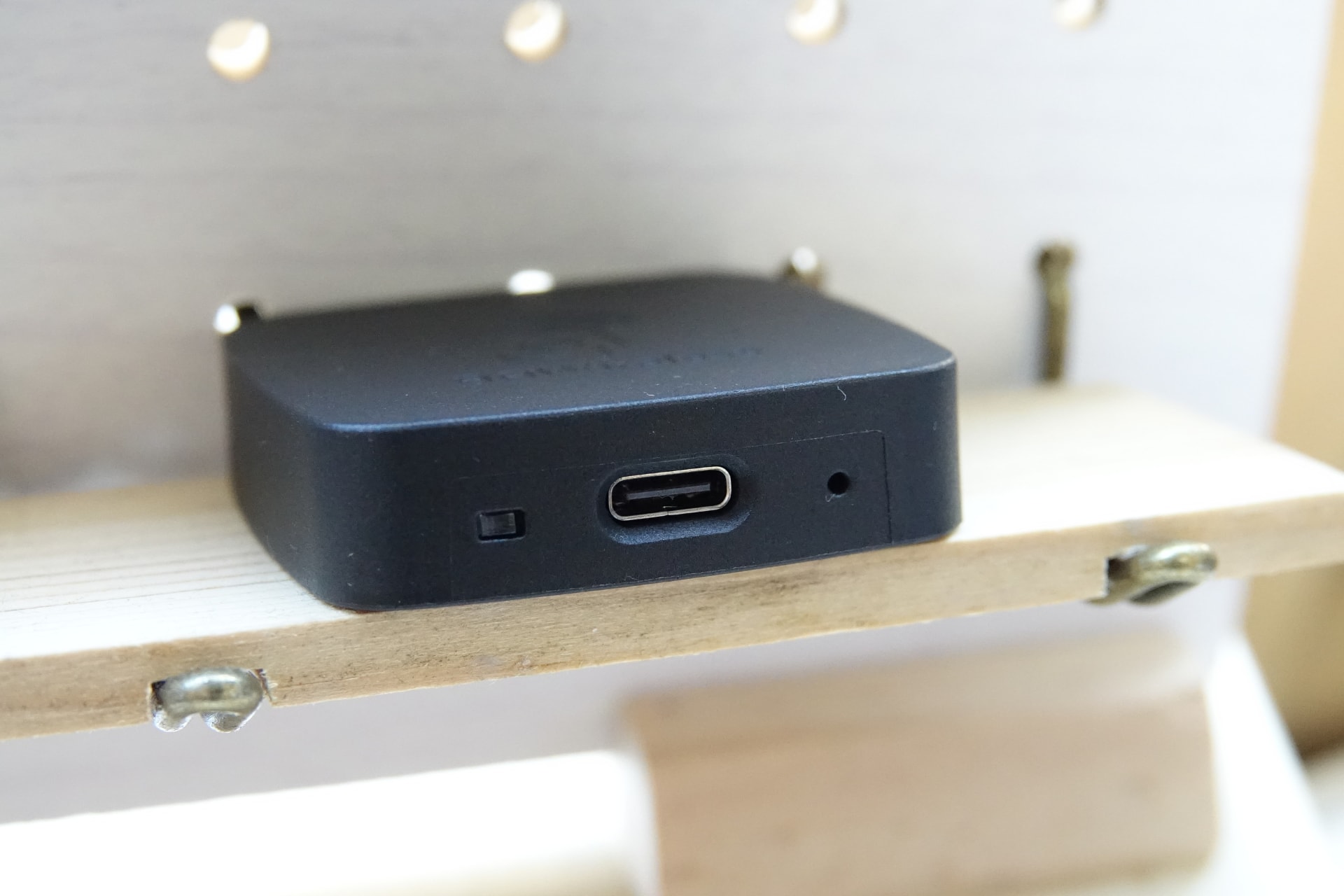 USB Type-Cケーブルで車両と接続する。端子の左にはパイロットランプがある