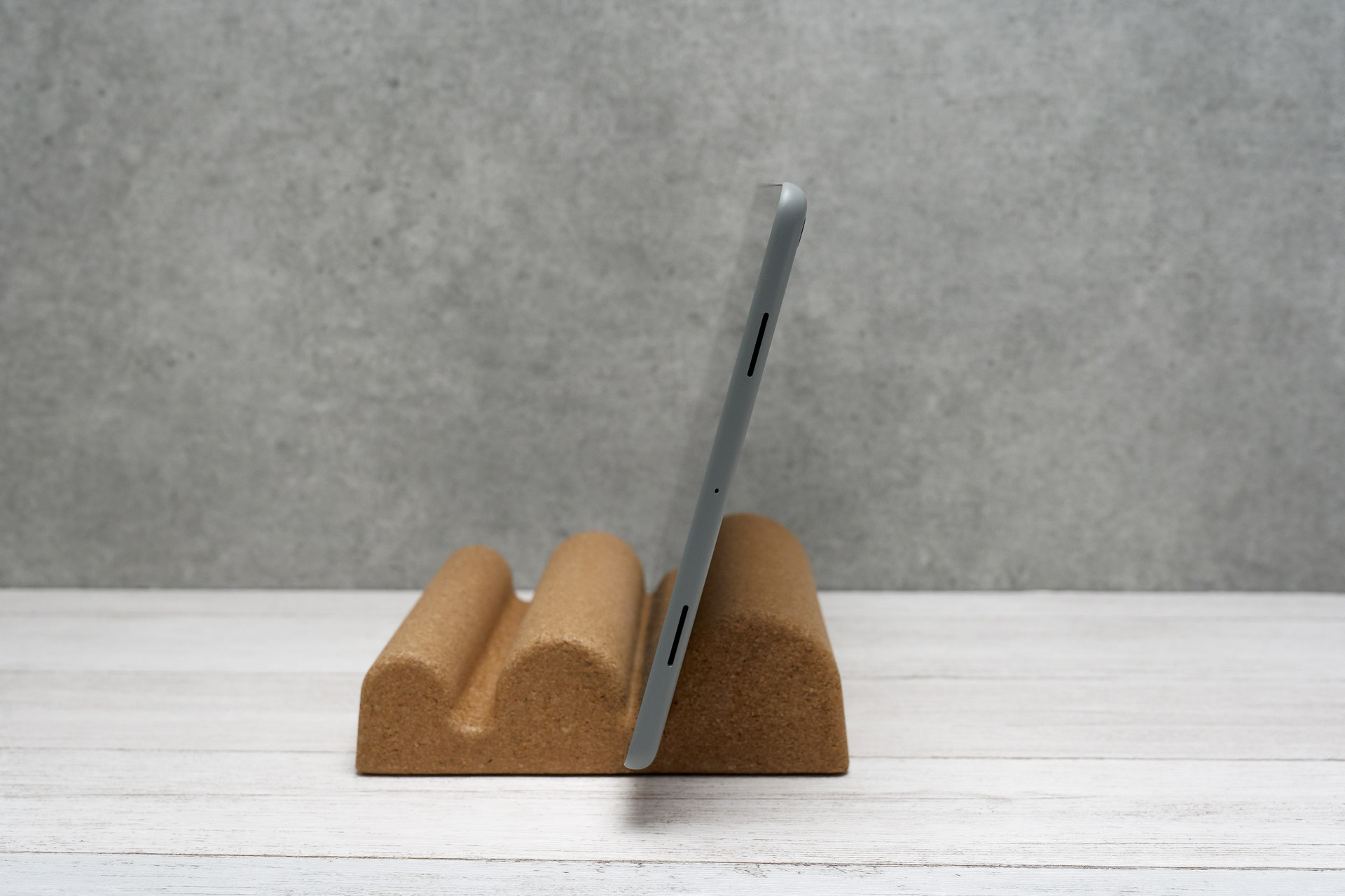 奥まで差し込むと垂直に近い角度になって画面が見にくいかも