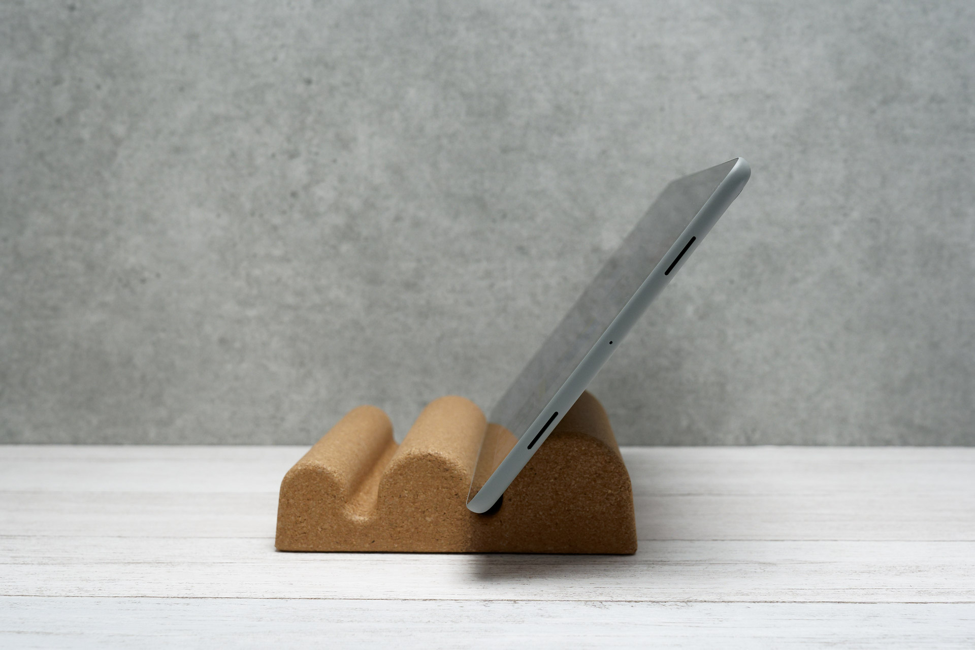 少し浮かせるようにして立てかければ、ある程度寝かせられる