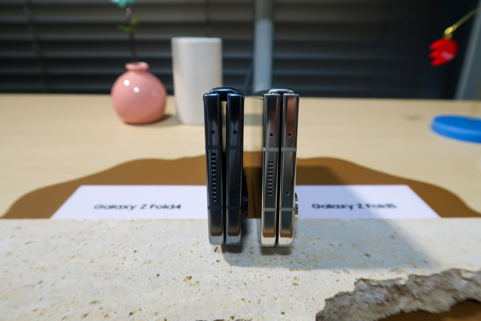 「Galaxy Z Fold4」（左）と比べて、閉じたときのすき間がなくなっている