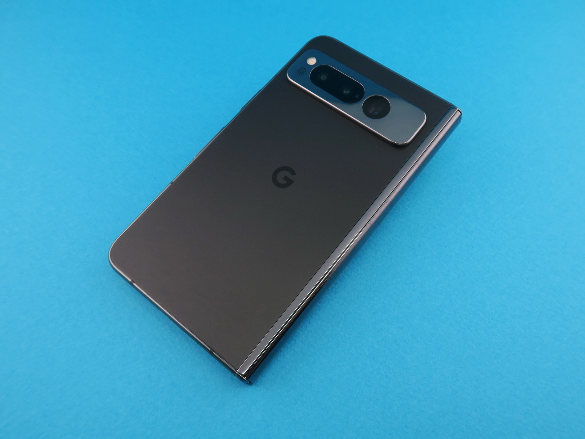 本体背面はサラッとしたマット仕上げ。Pixel 7aなどと同じようなカメラバーを採用しているが、左右両端にはつながっていない独立デザイン