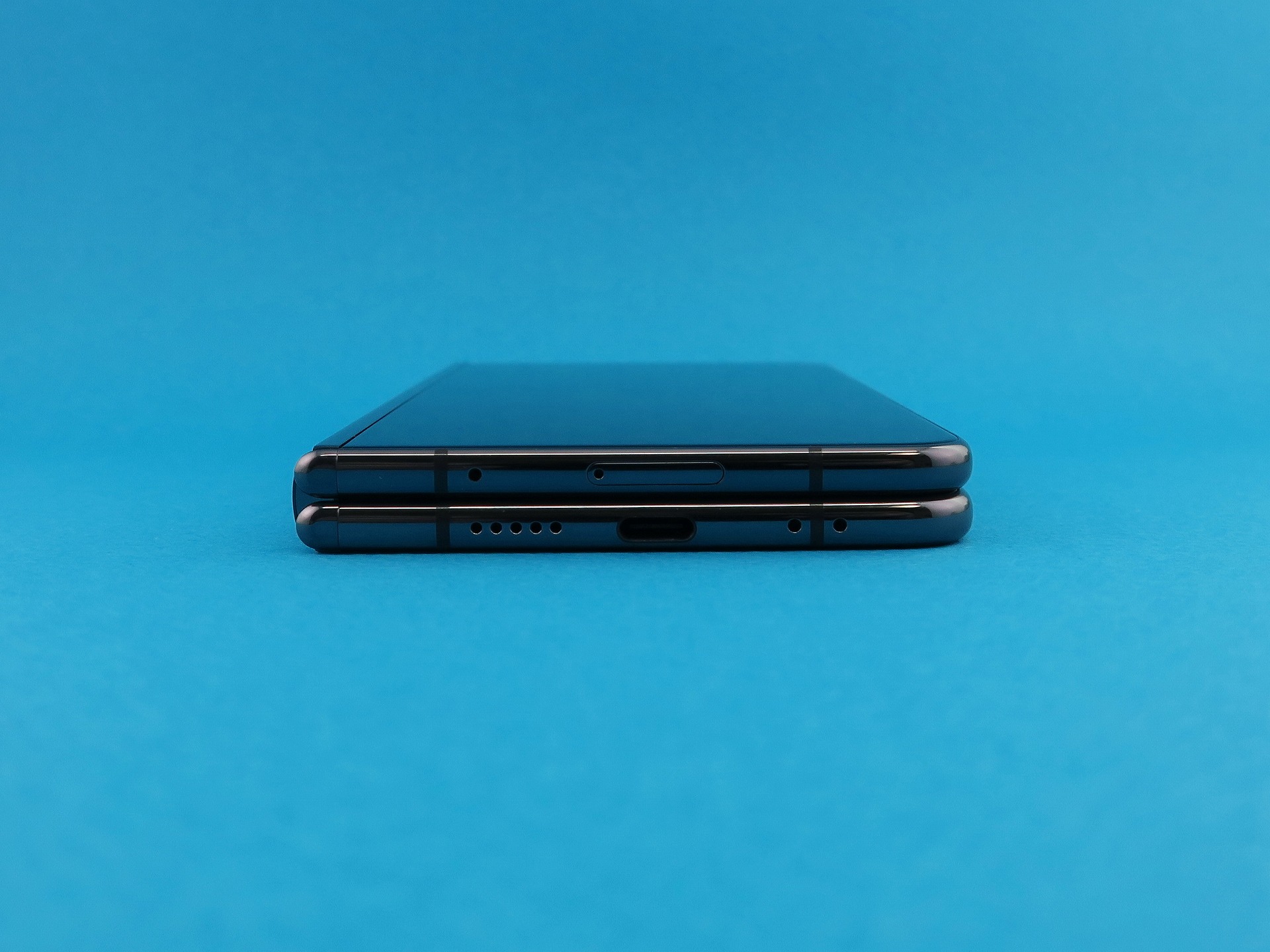 本体を閉じた状態の下部。下側の筐体にUSB Type-C外部接続端子、上側の中央部分にSIMカードスロットを備える