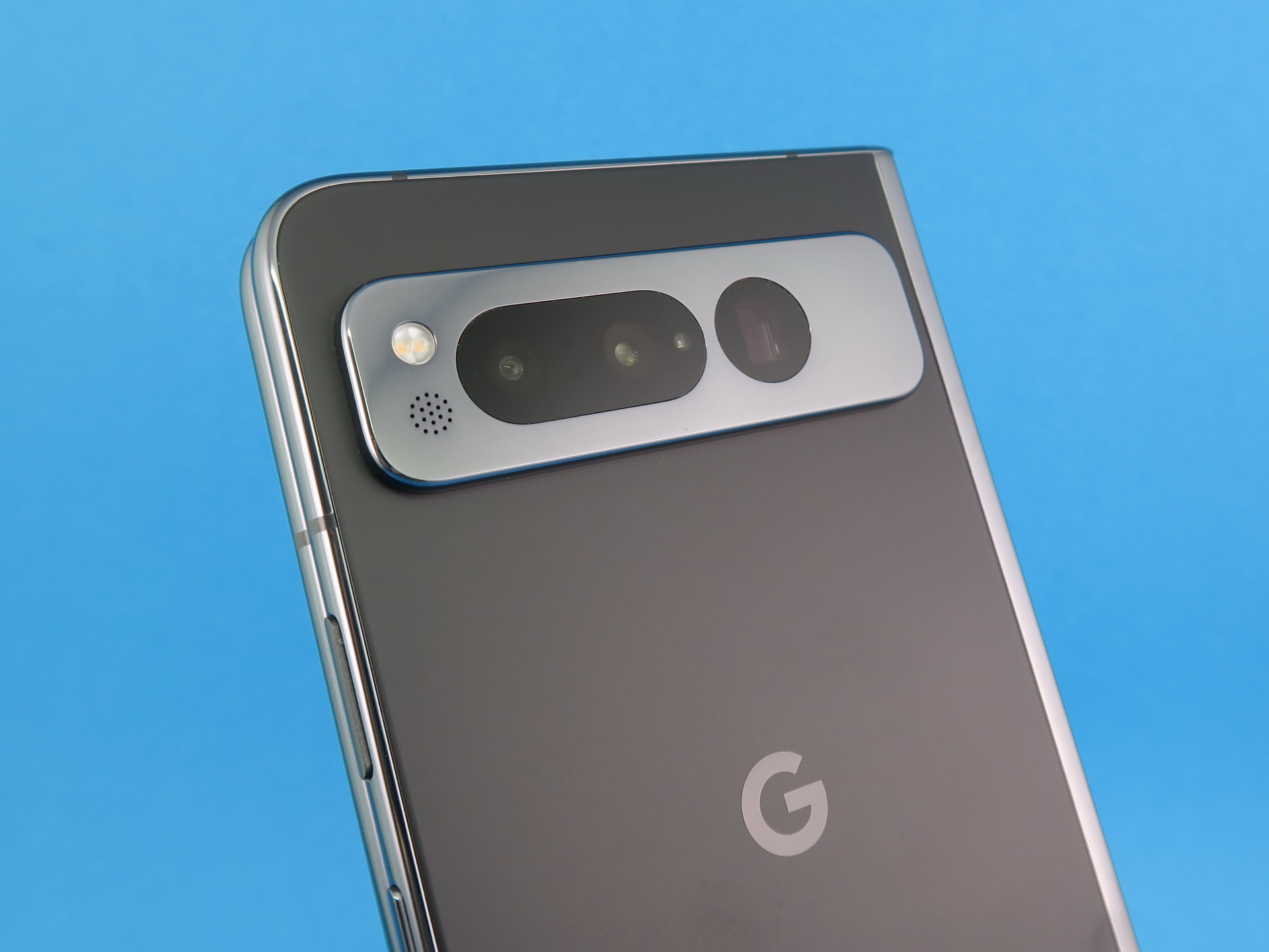 背面には「Pixel 7a」などから継承したカメラバーを備えるが、フォルダブルという形状のため、筐体の左右両端にはつながらす、独立したデザインを採用