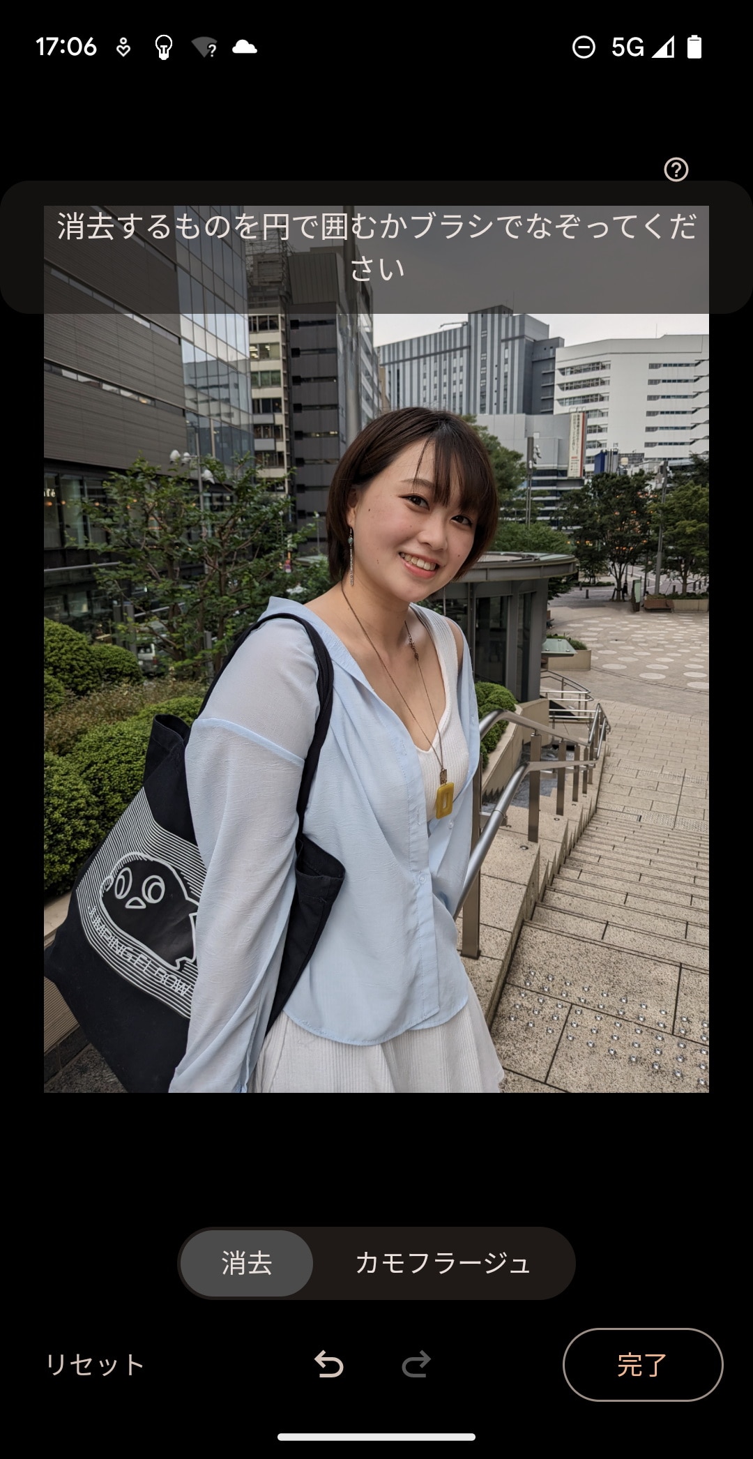 ［すべてを消去する］をタップすれば、背景から通行人を消すことができた