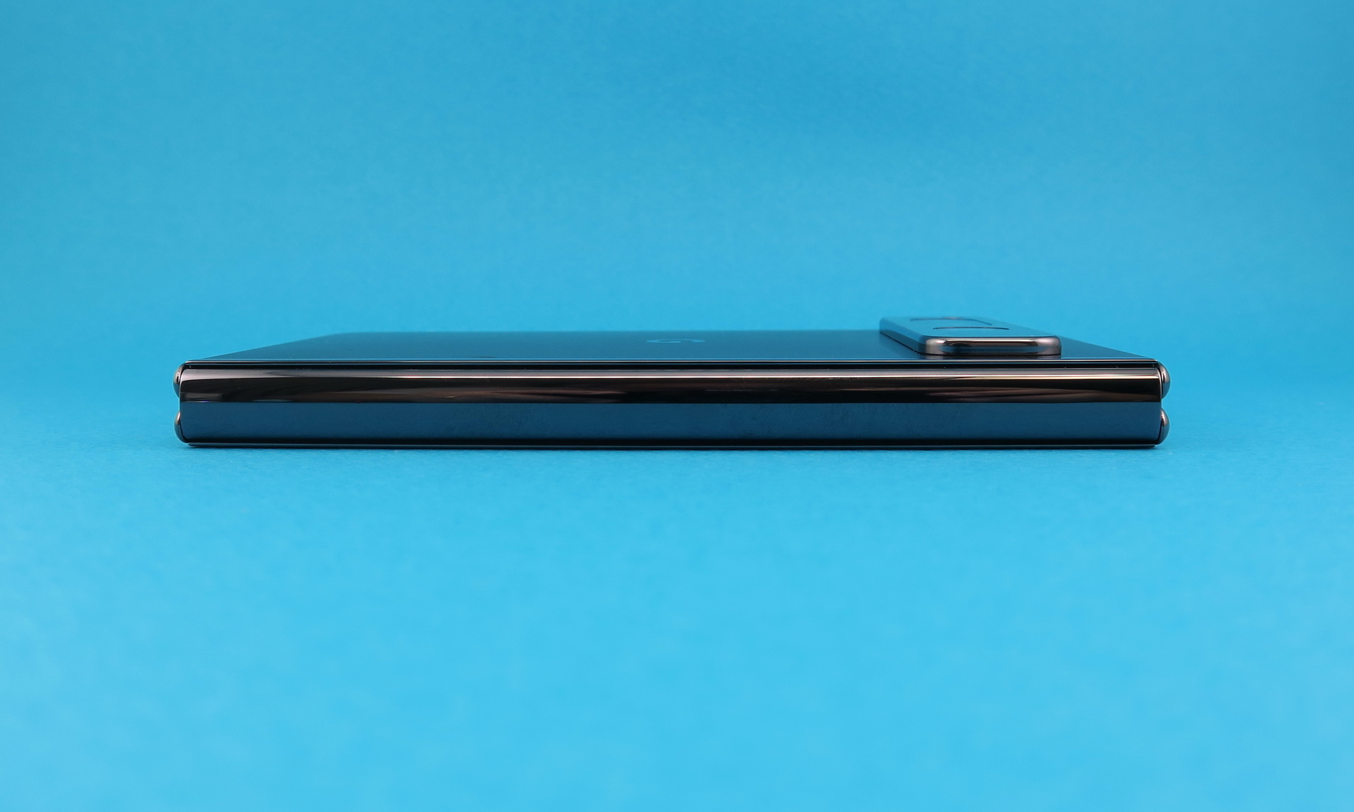 ヒンジ部分はメタルカバーで覆われている。カメラ部の突起はやや多め。カバーなどを装着して利用したい