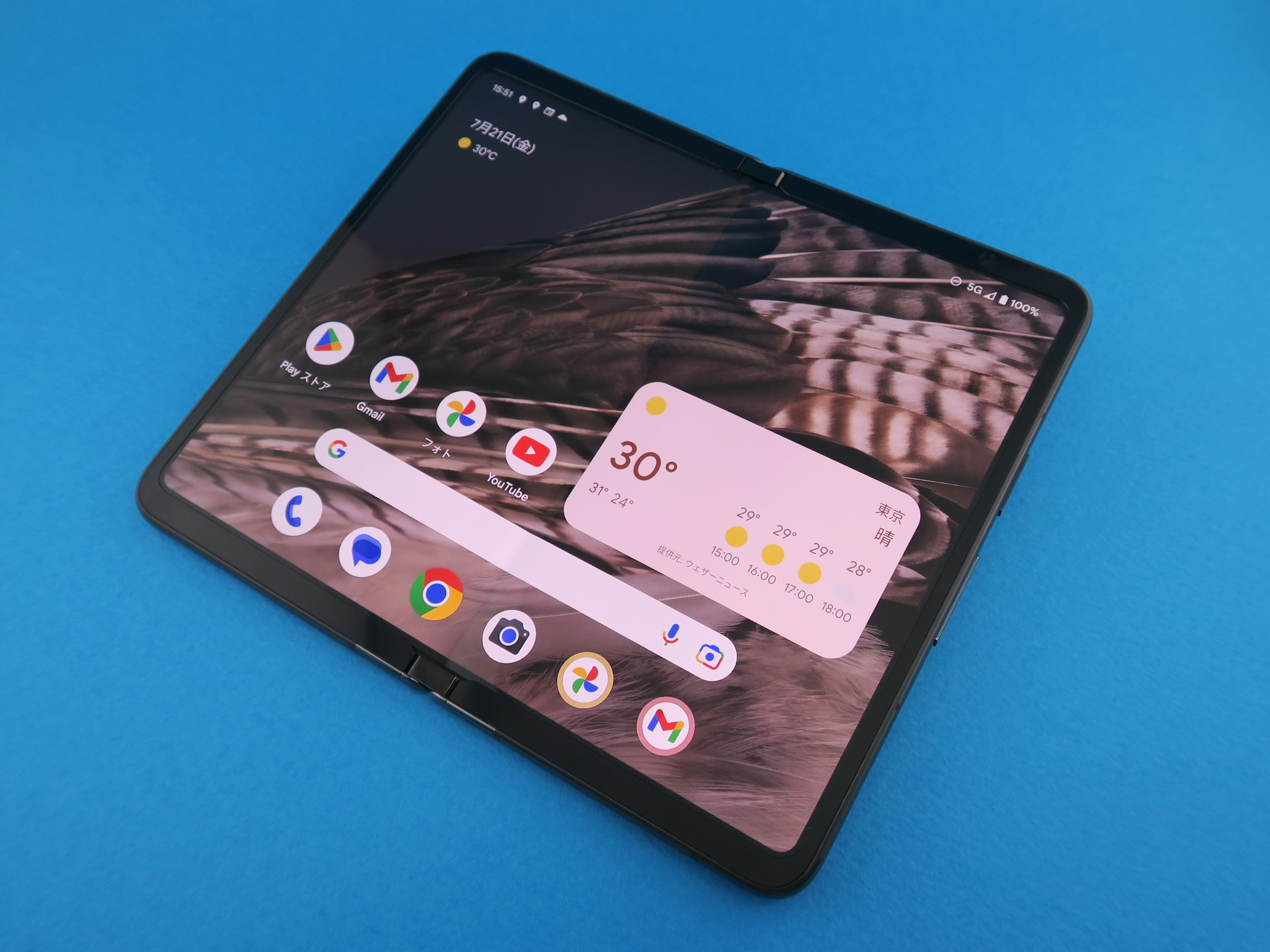 Google「Pixel Fold」、開いた状態：約139.7mm（高さ）×158.7mm（幅）×5.8mm（厚さ）、閉じた状態：約139.7mm（高さ）×79.5mm（幅）×12.1mm（厚さ）、約283g（重さ）、Obsidian（写真）、Porcelainをラインアップ、NTTドコモとソフトバンクはObsidianのみ