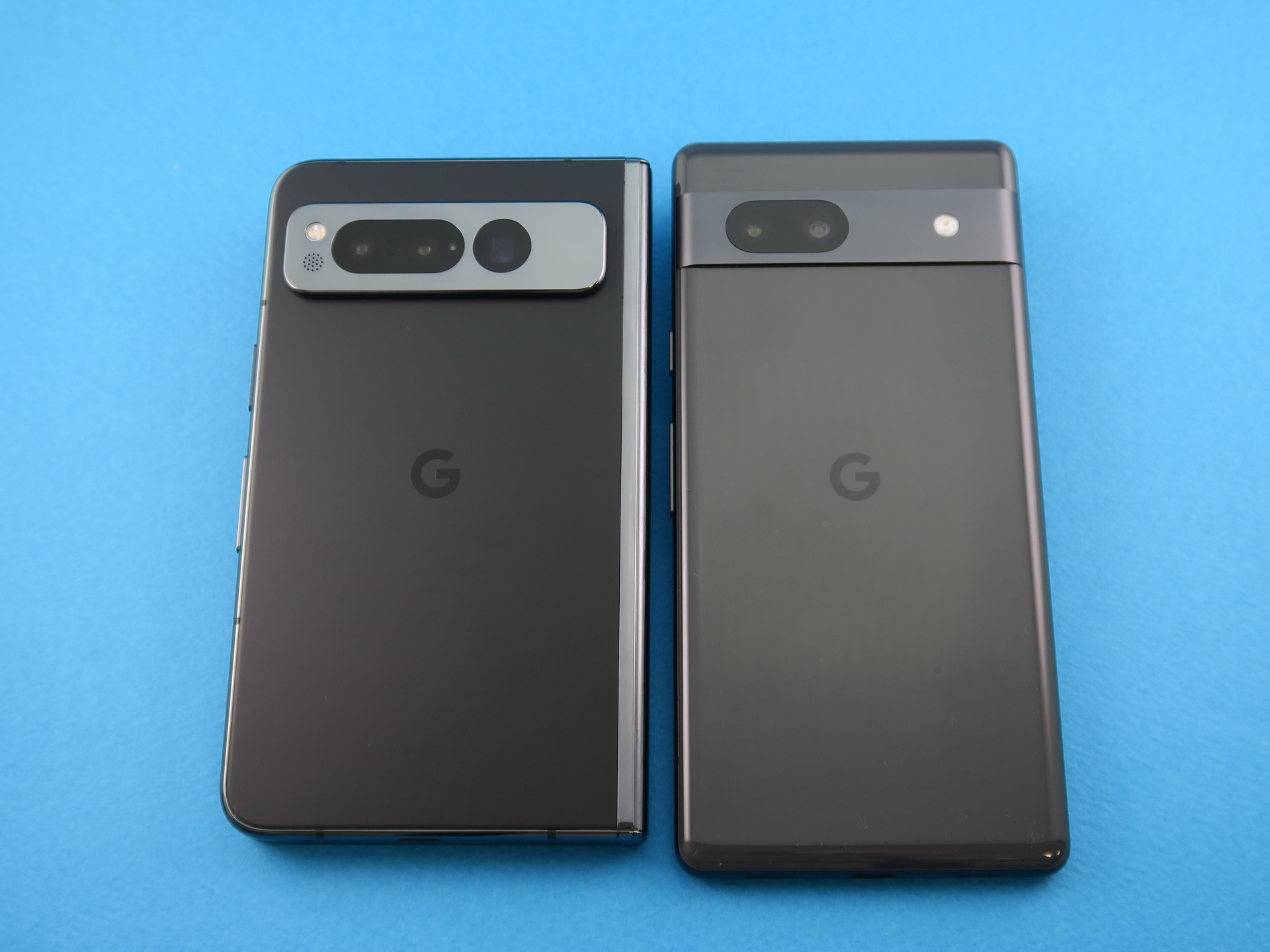 「Pixel Fold」（左）は「Pixel 7a」（右）に比べ、やや幅広だが、高さ（長さ）は少し短い