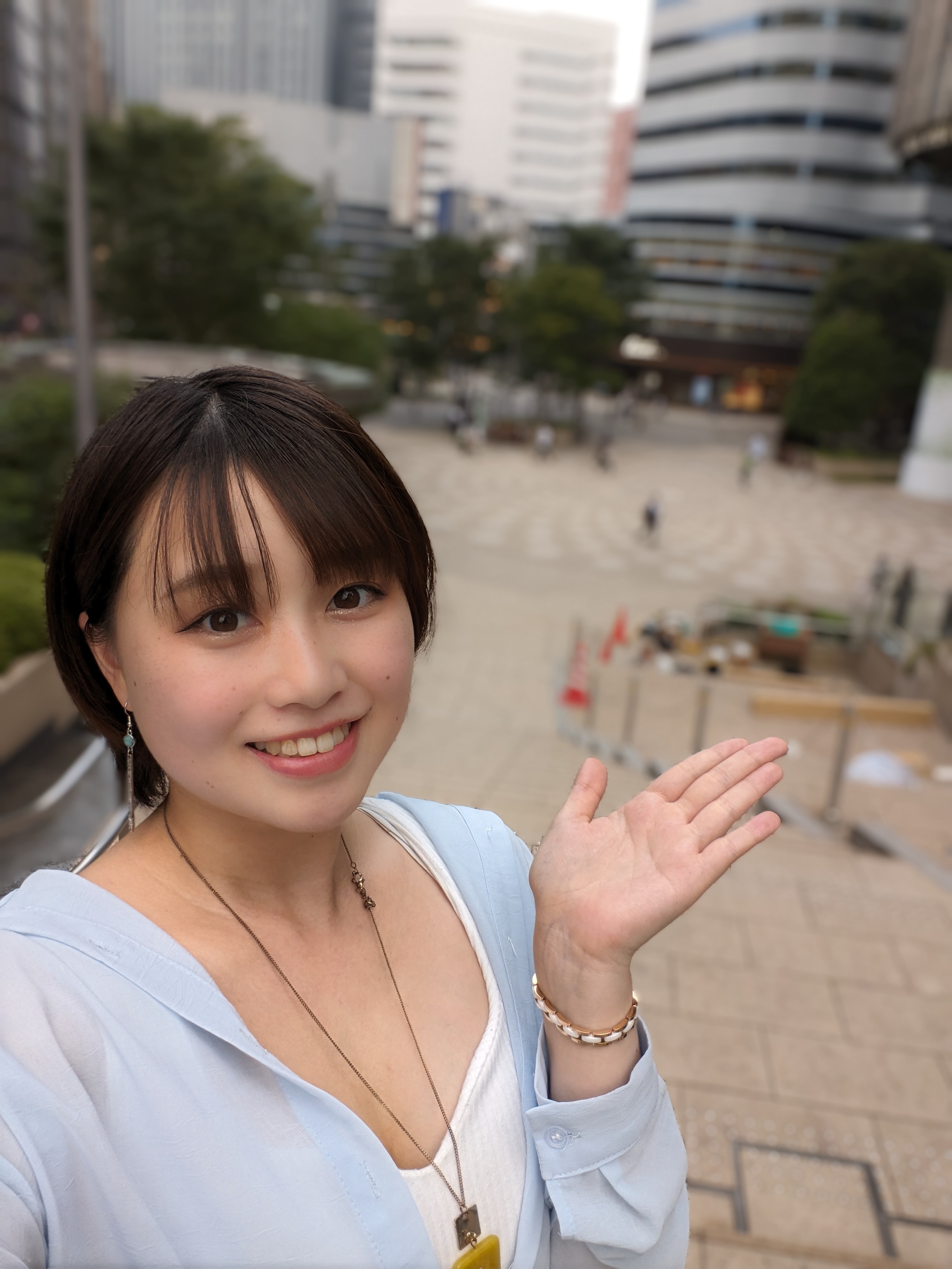 インカメラで自撮り。ワイドに撮れるので、背景を活かした撮影が可能