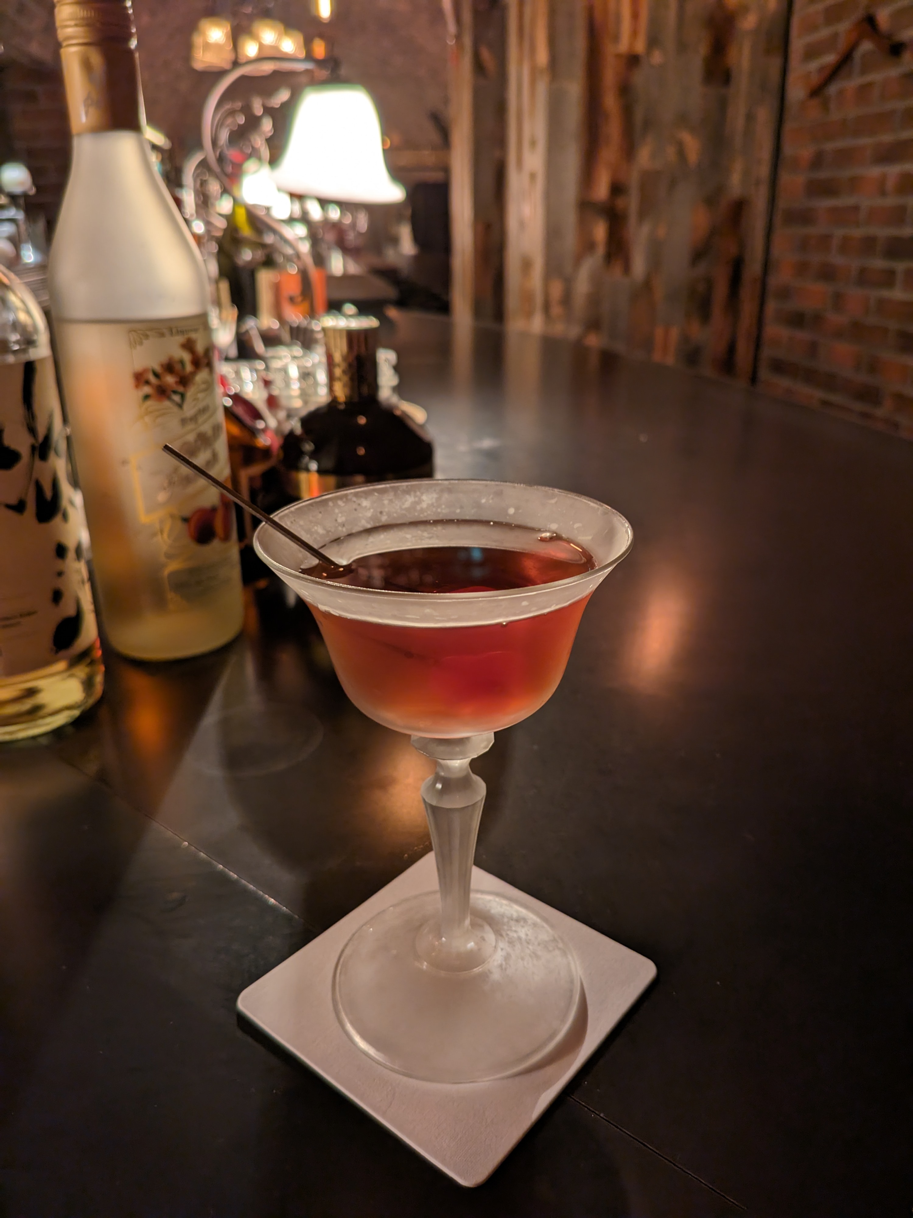 室内の暗いバーで撮影。クリアに撮影できている