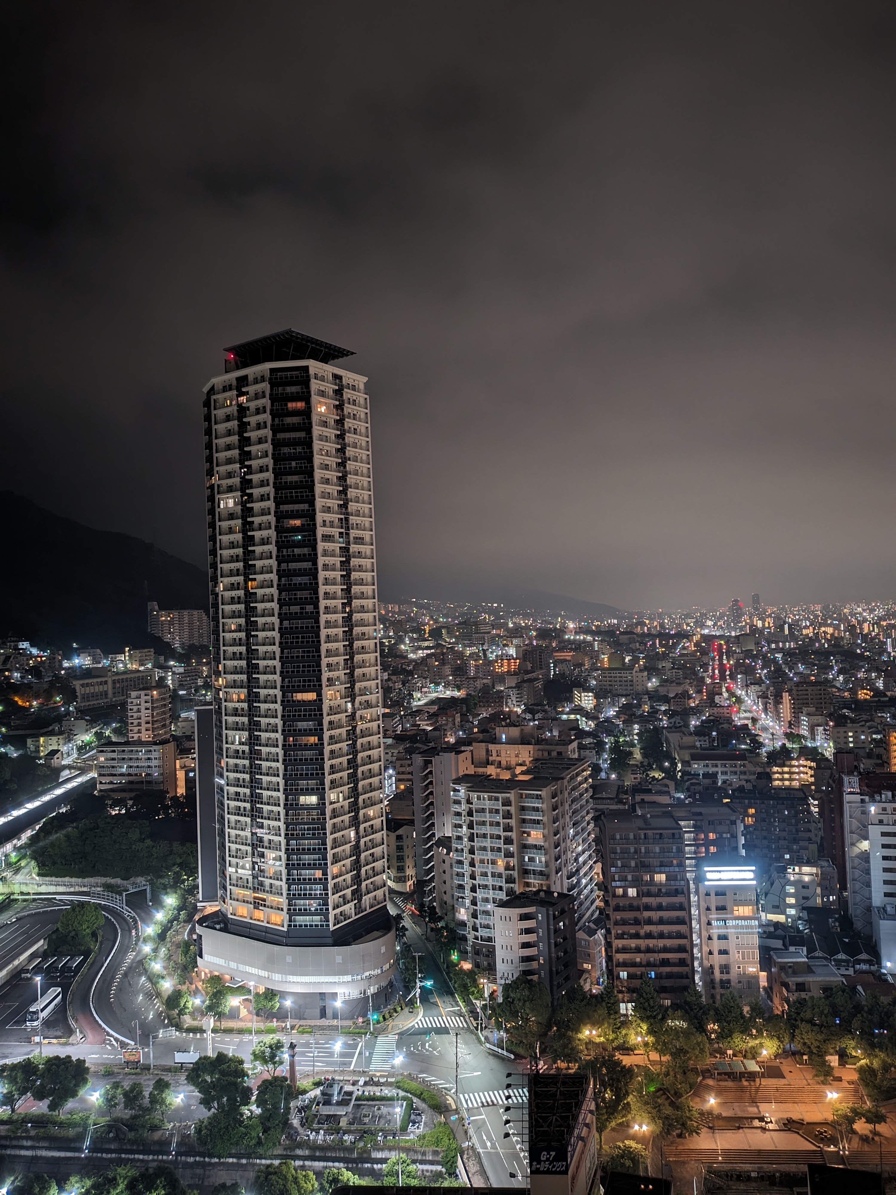 夜景モードで撮影。天気は良くなかったが、街並みの光が浮かび上がるような写真になった