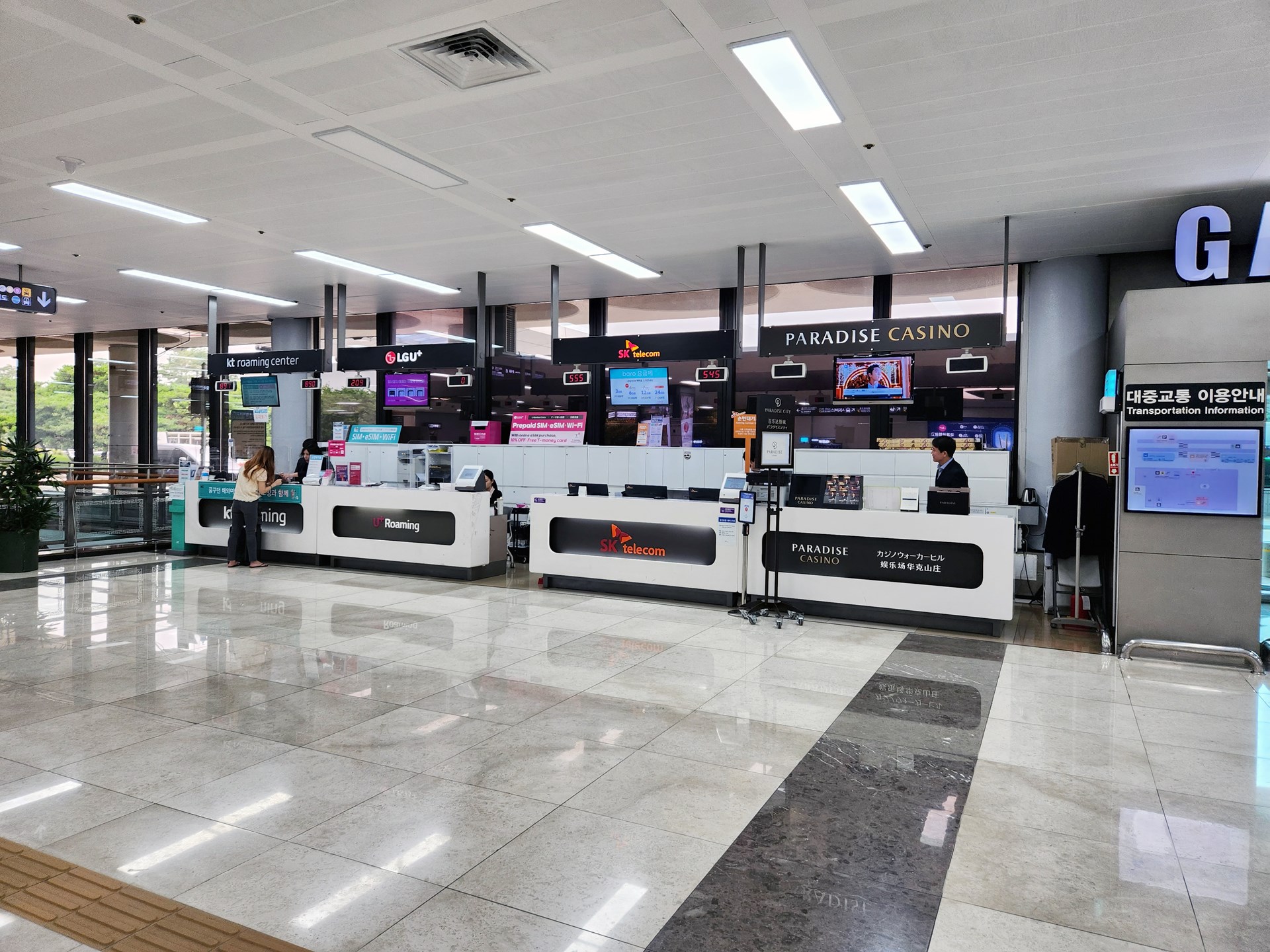 金浦空港の到着ロビーには、3キャリアのカウンターが並ぶ。料金もこの写真のように、ほぼ横並びだ