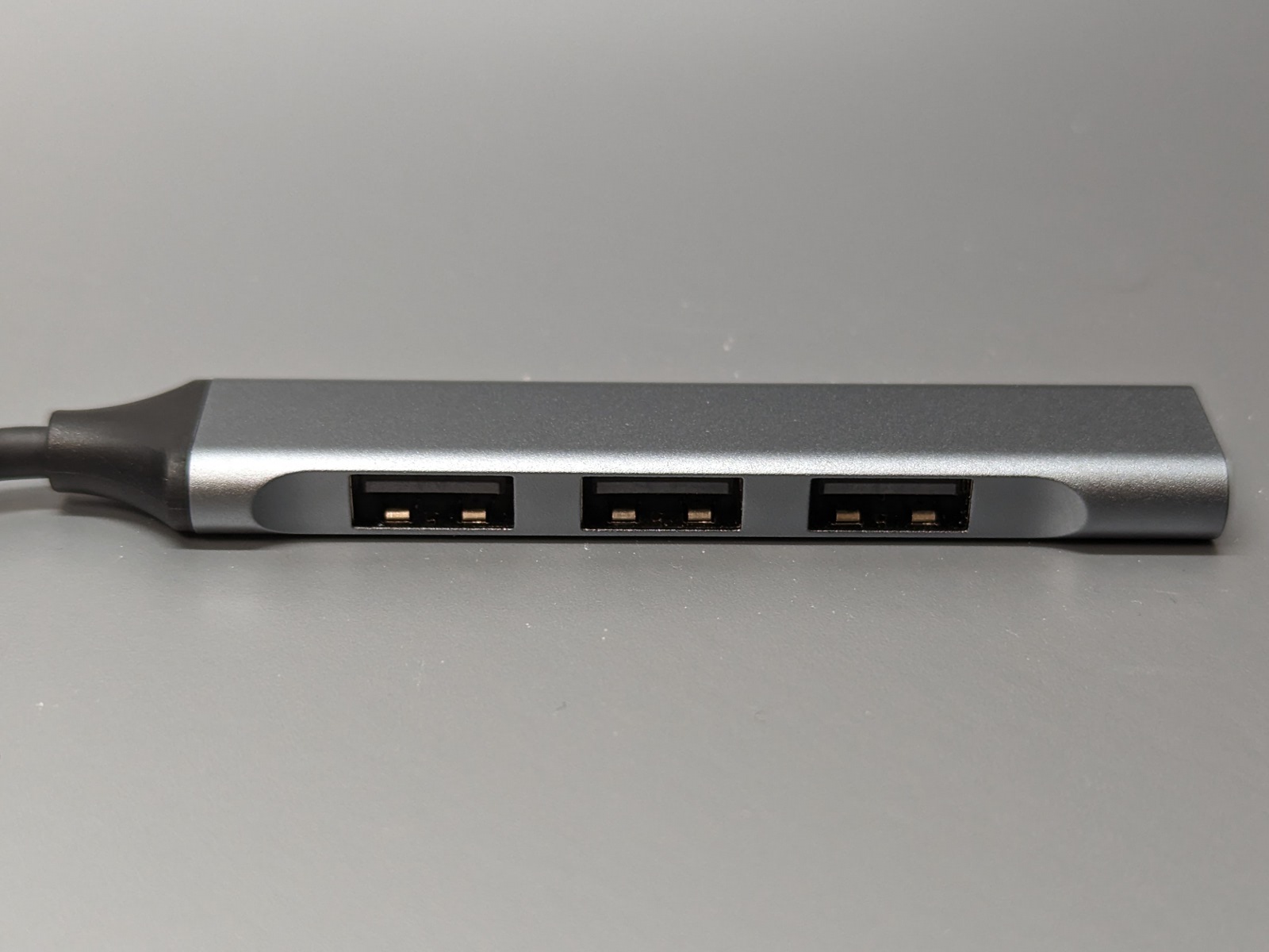 側面の3ポートはUSB 2.0仕様