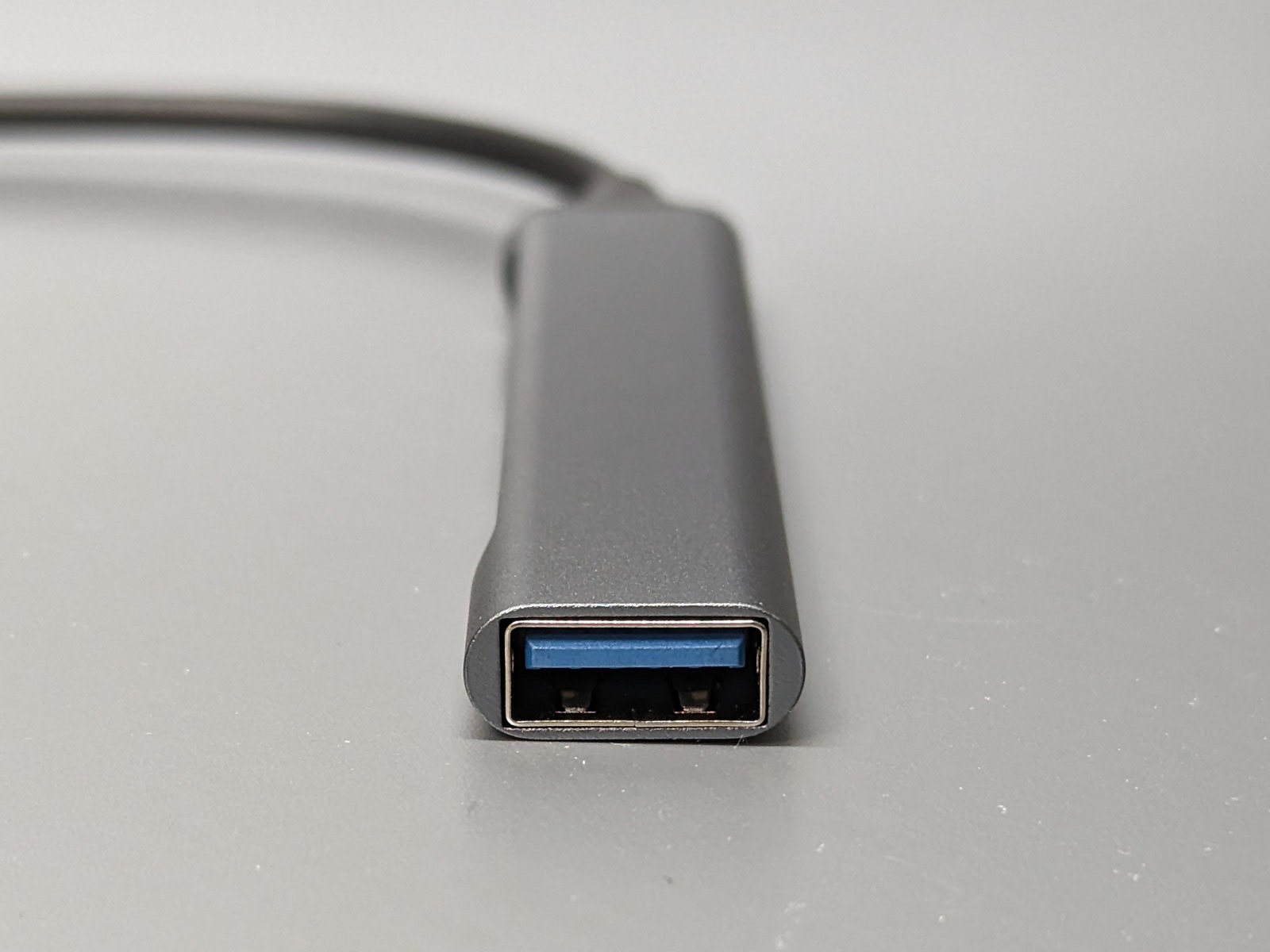 先端の1ポートはUSB 3.0仕様。ポート内部もきちんと（USB 3.0であることを表す）青を採用している