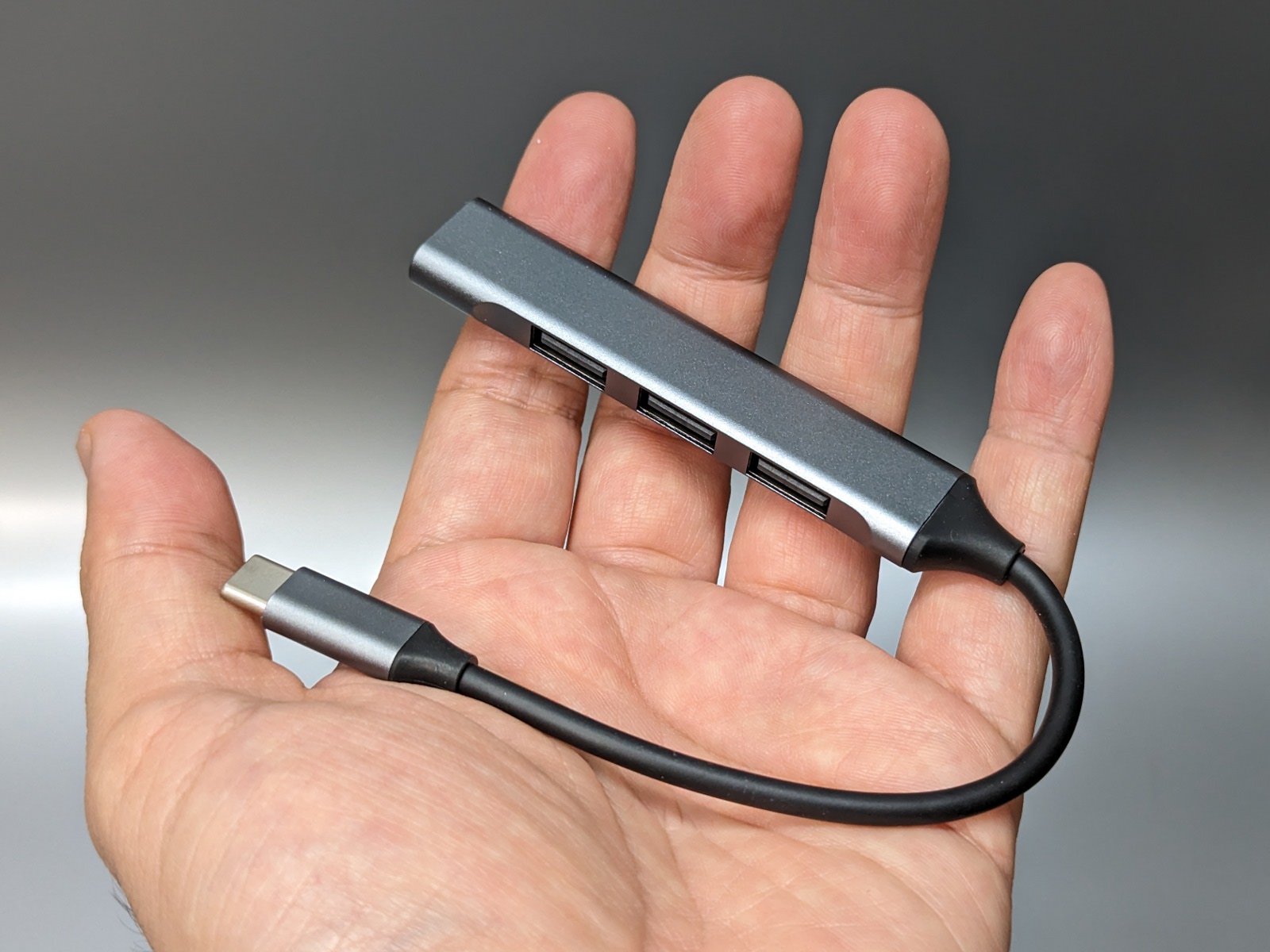 4ポートハブとしてはコンパクトなボディはアルミ製。ケーブル長は約9cm