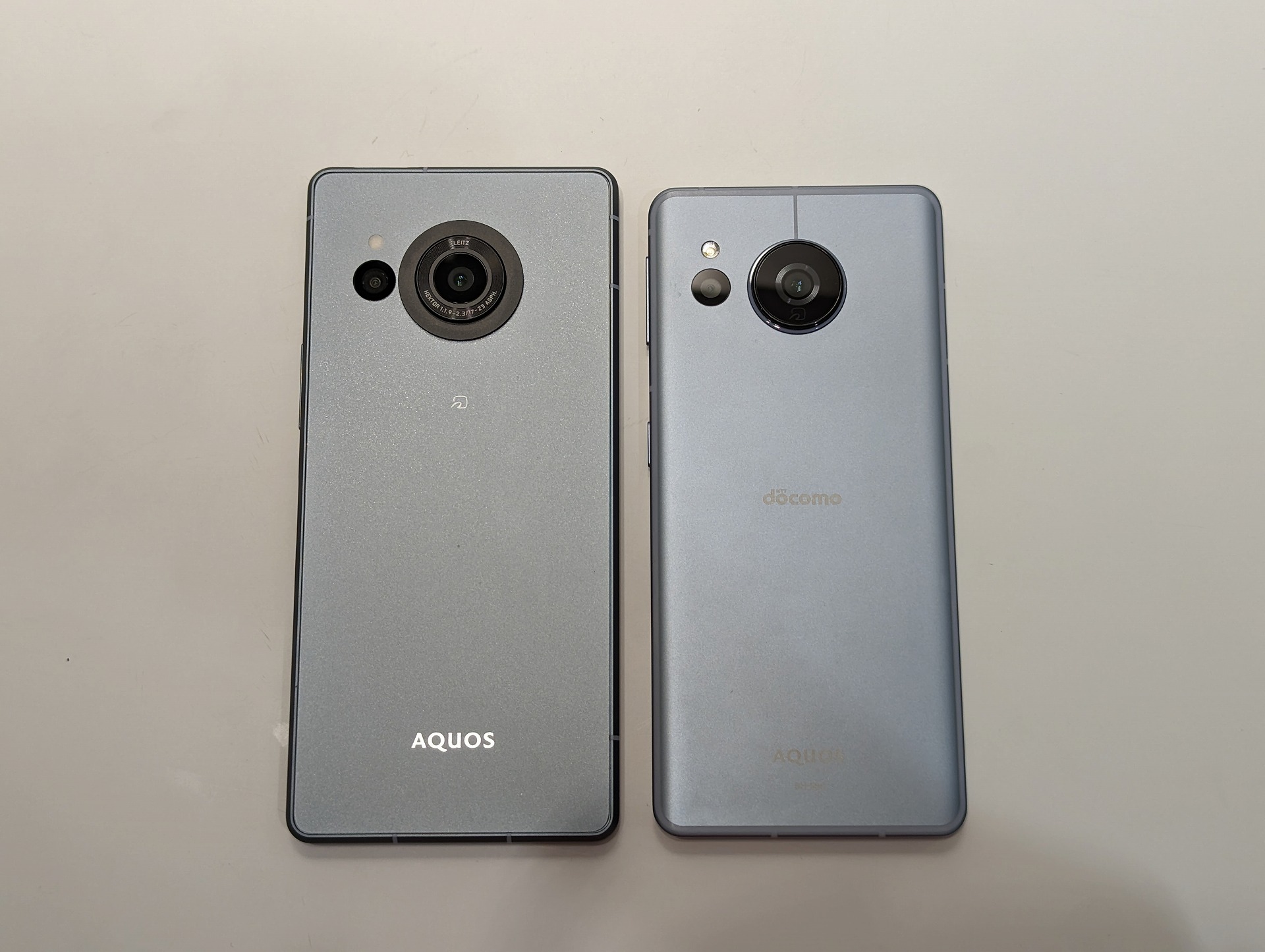 発表会で自分のsense7（右）と並べて撮影したAQUOS R8。sense7と同じブルーと選んだので違和感なく移行できることでしょう（むしろ別の色を選んで新鮮さを感じた方が良かったかと思わなくもないですが）