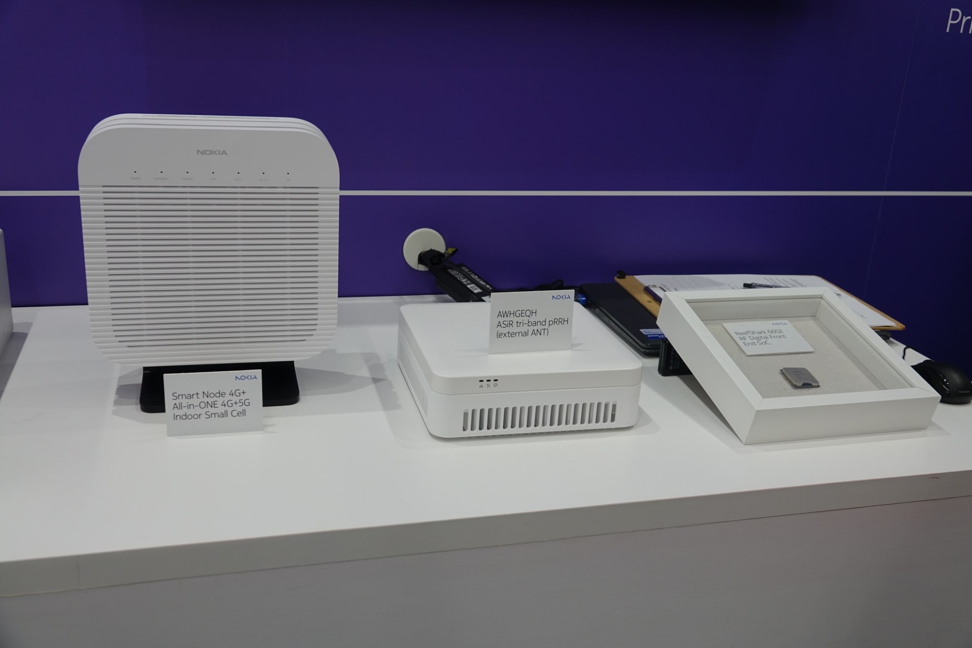 小型化し必要な機器をコンパクトにまとめたオールインワン型の機器。屋内向け（左）と屋外向け（右）をラインアップしており、低コストで導入できる工夫がなされている