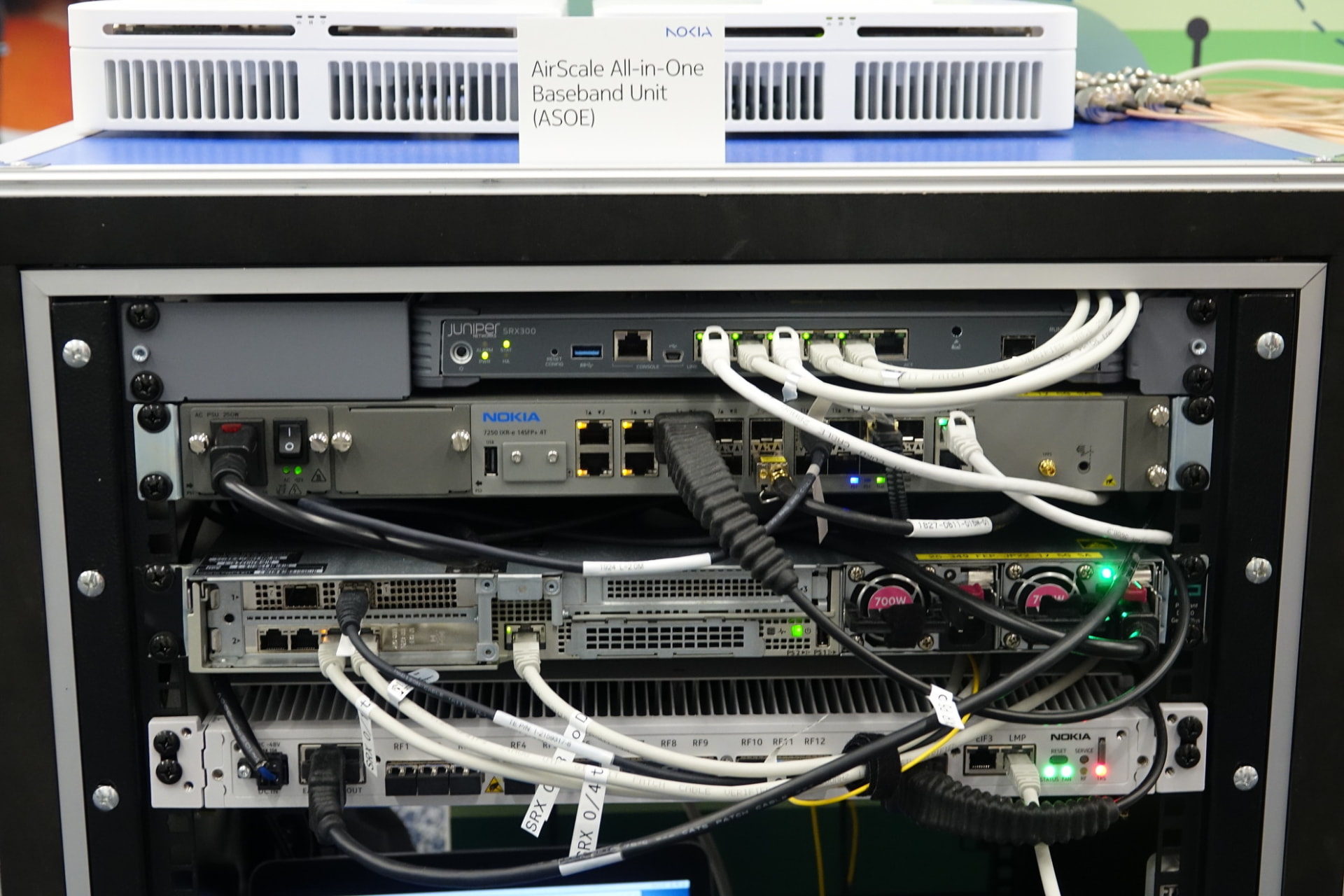 ローカル5G向け製品群。機器の小型化を図りつつも高性能化が実現している