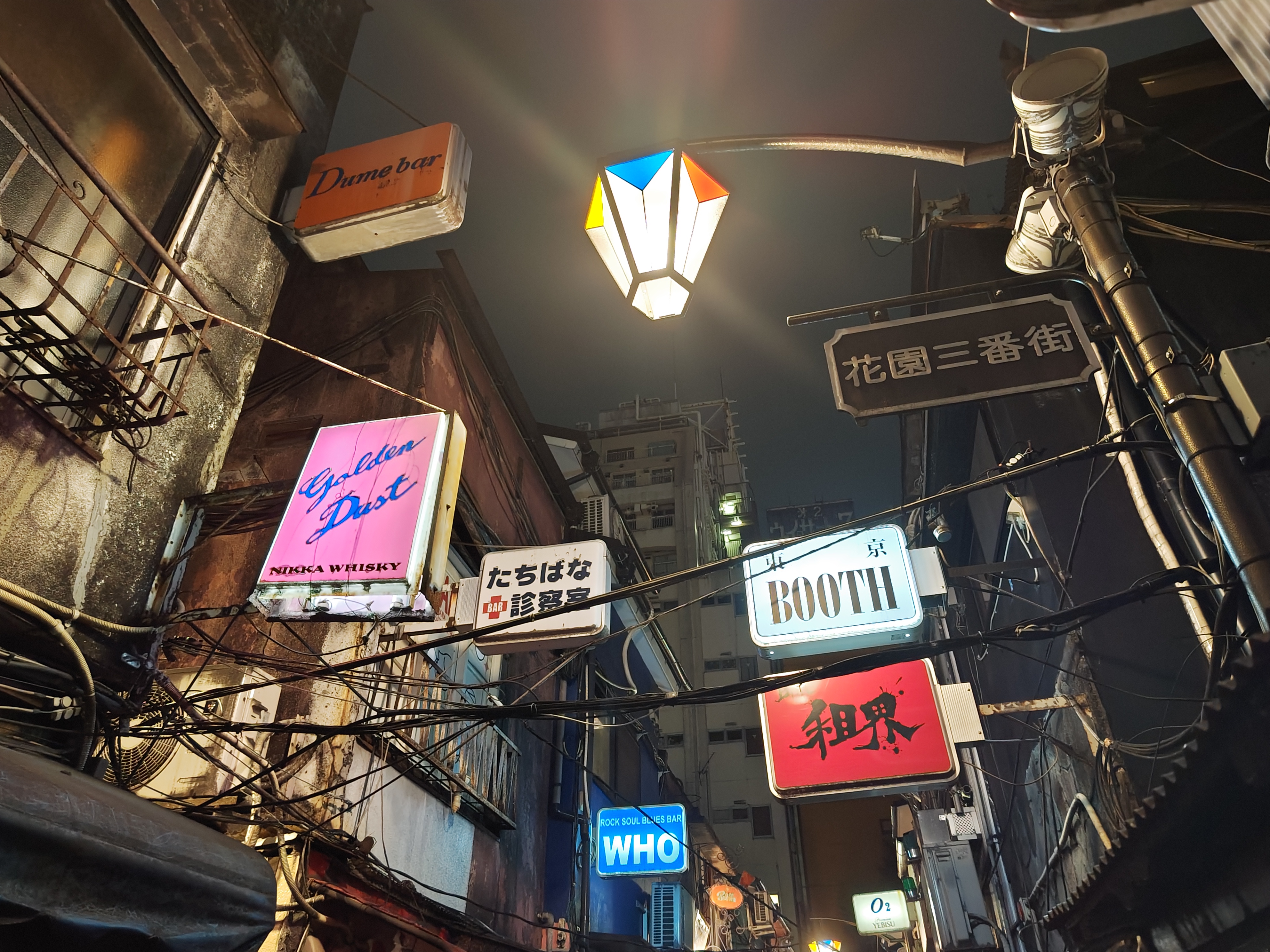 夜間に新宿をブラブラしたときのカット。ライカ監修のズミクロンとはいえども、このようなシチュエーションではやはりフレアが盛大に発生する。撮影時は注意したい