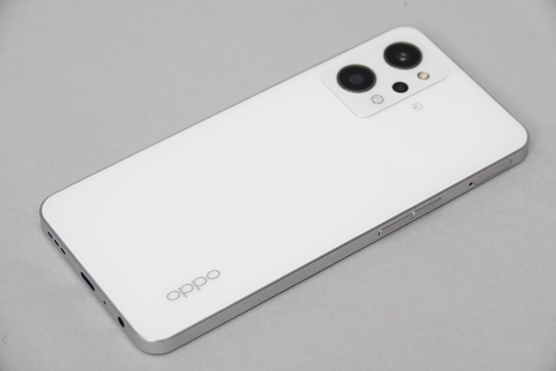 実質9800円で手に入れた「OPPO Reno9 A」。カラーはムーンホワイトを選んだ