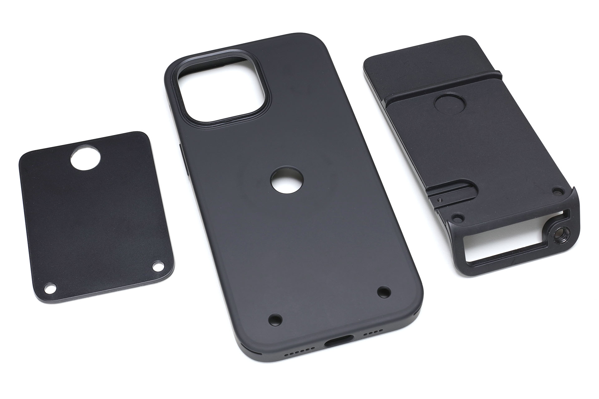 そのクイックリリース機構に対応するプレートやケース。左から、粘着テープでiPhoneやiPhoneケースに貼るタイプのユニバーサルアダプター、Fjorden用iPhoneケース、Fjorden MagSafeアダプター。