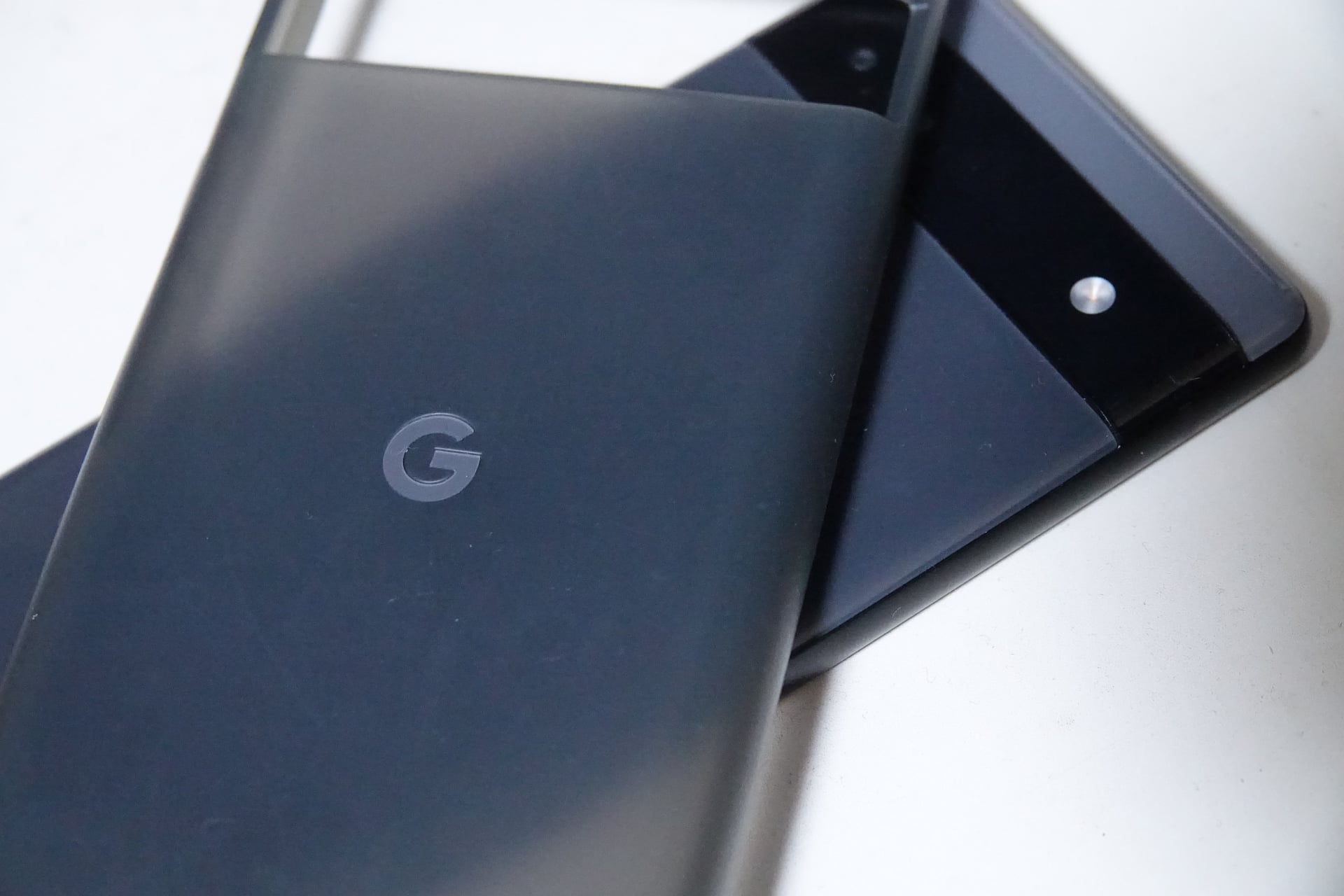 ケースは傷や衝撃から守ってくれるが、熱をこもらせてしまう。真夏には外して使うことを考えても良いだろう