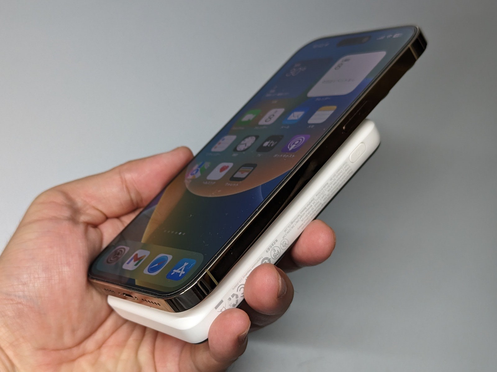 iPhone 14 Pro Maxに取り付けたところ。かろうじて左右がはみ出さないサイズ